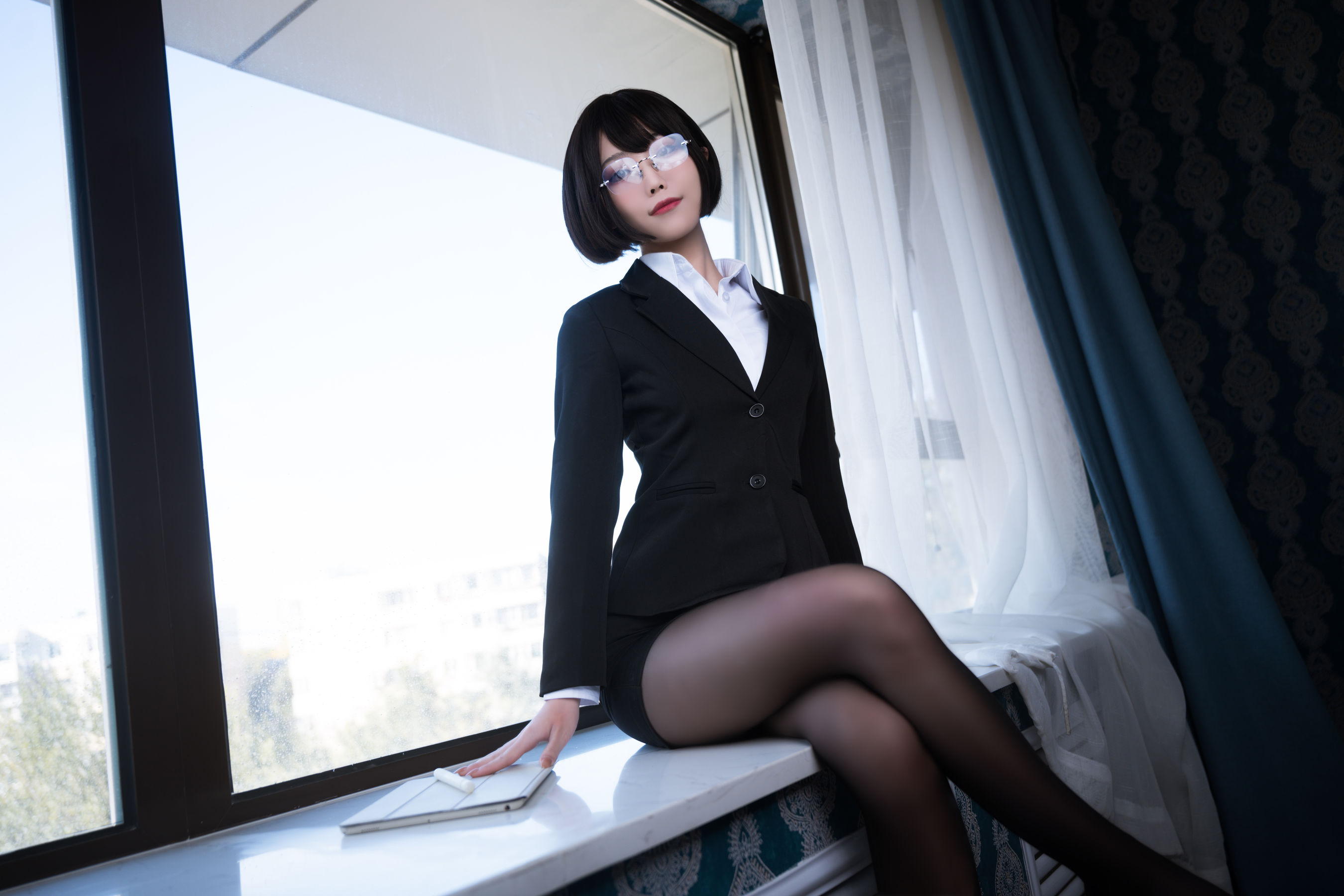 [网红COSER写真] Cosplay汪知子 - 黑丝OL/(16P)