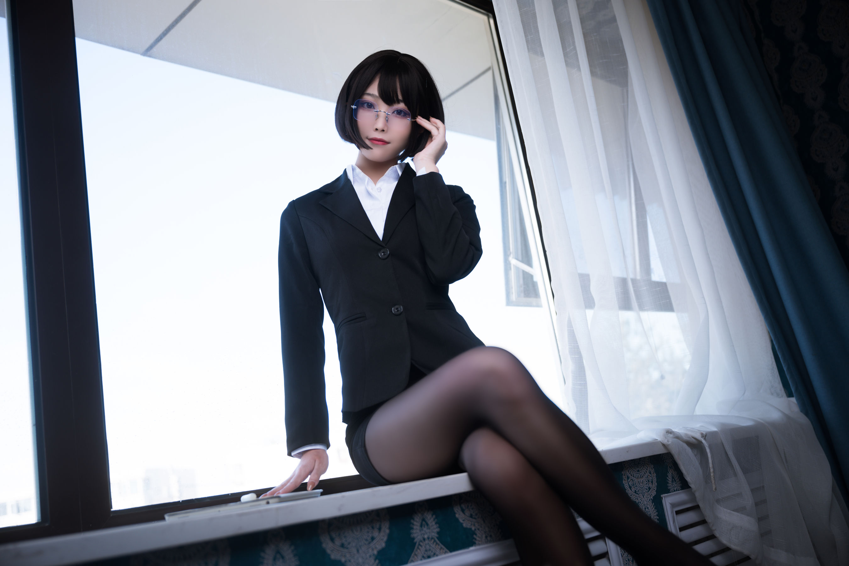 [网红COSER写真] Cosplay汪知子 - 黑丝OL/(16P)