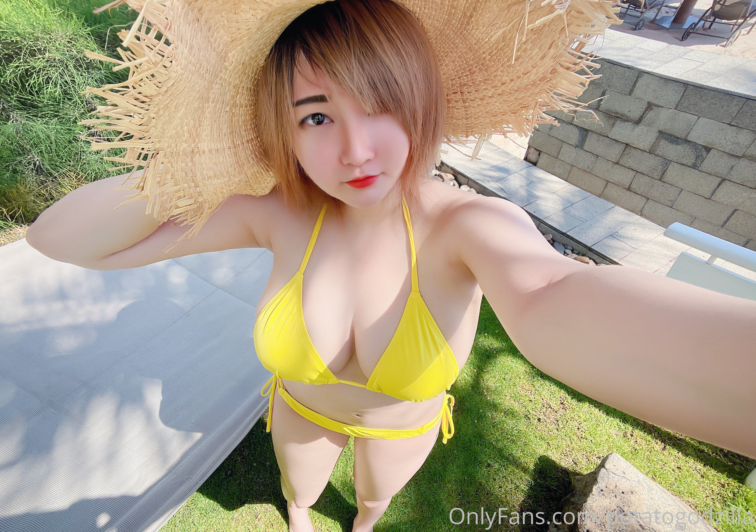 [网红COSER写真] Coser小姐姐Potato Godzilla - Yellow Bikini/(25P)