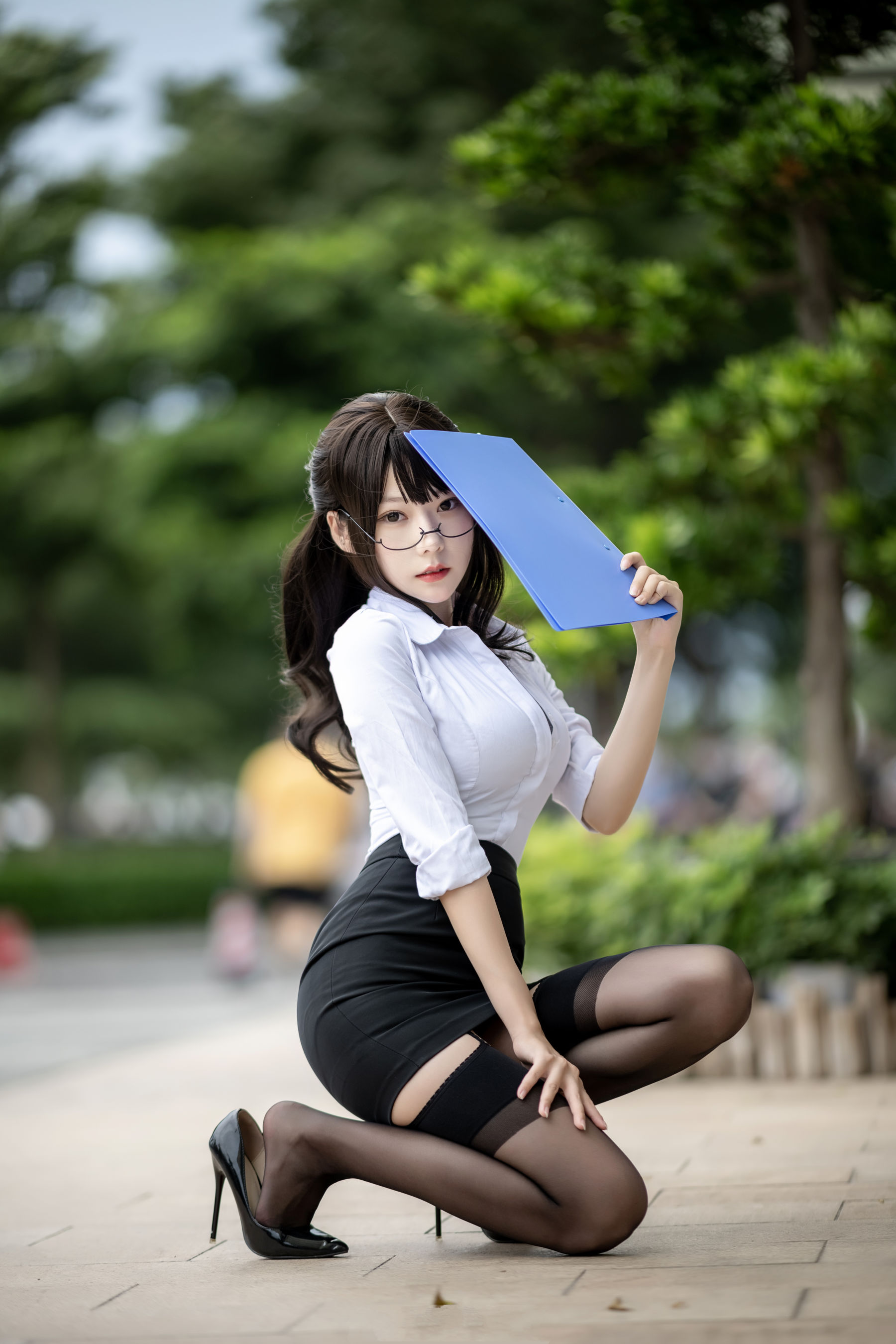 [网红COSER] 香草喵露露写真 - 丝袜西装诱惑/(24P)