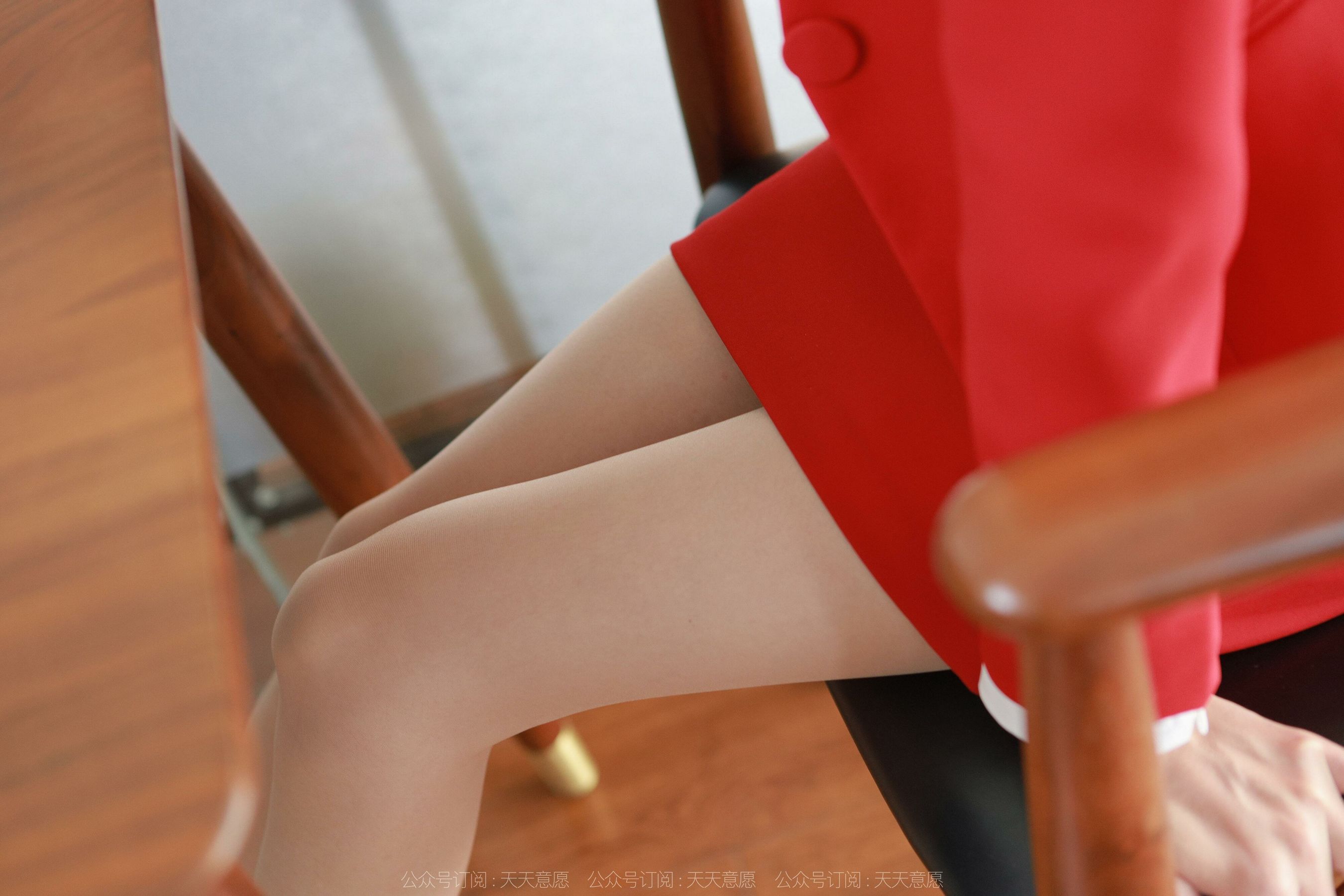 [异思趣向IESS] 模特：团团 《红裙丽人大长腿》/(89P)