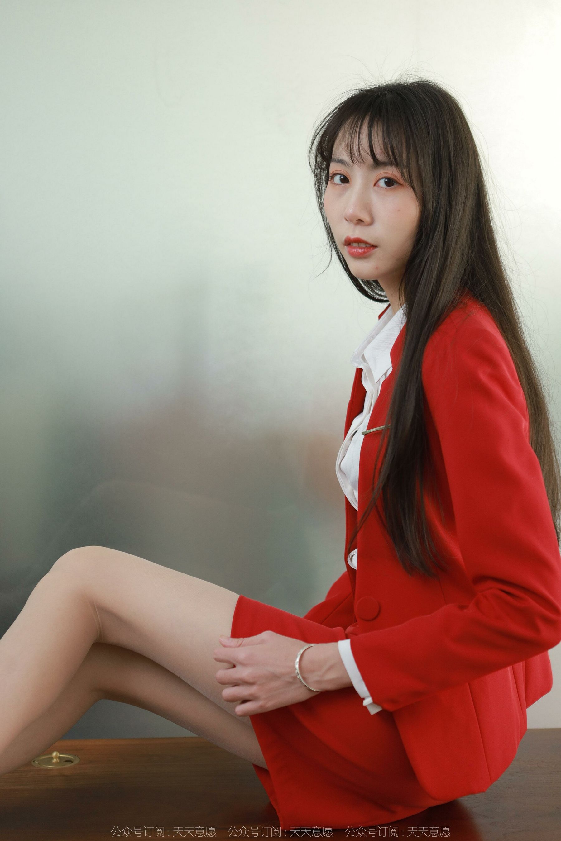 [异思趣向IESS] 模特：团团 《红裙丽人大长腿》/(89P)