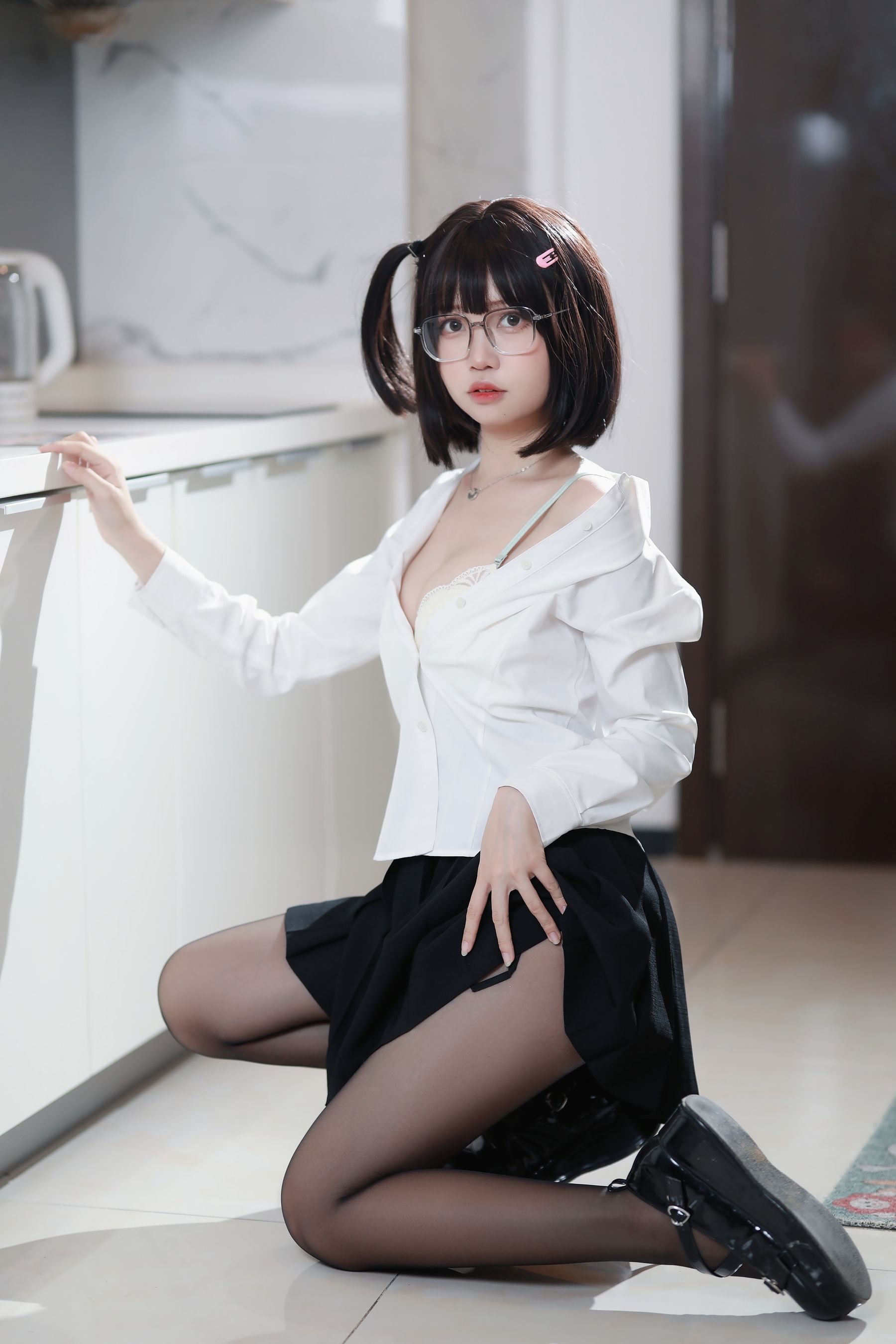 [福利COS] 洛桑w伊梓 - 眼镜妹妹/(32P)