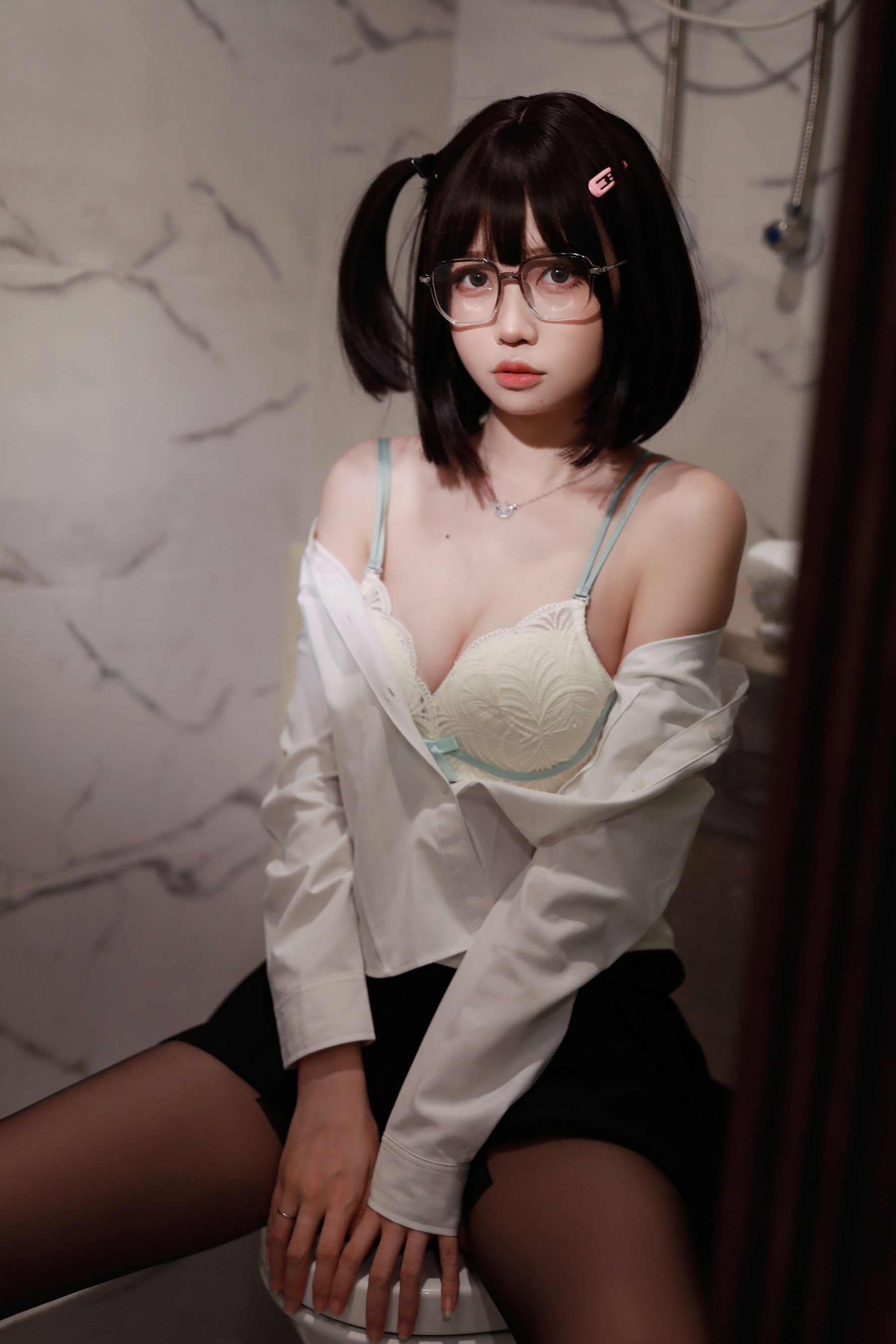 [福利COS] 洛桑w伊梓 - 眼镜妹妹/(32P)