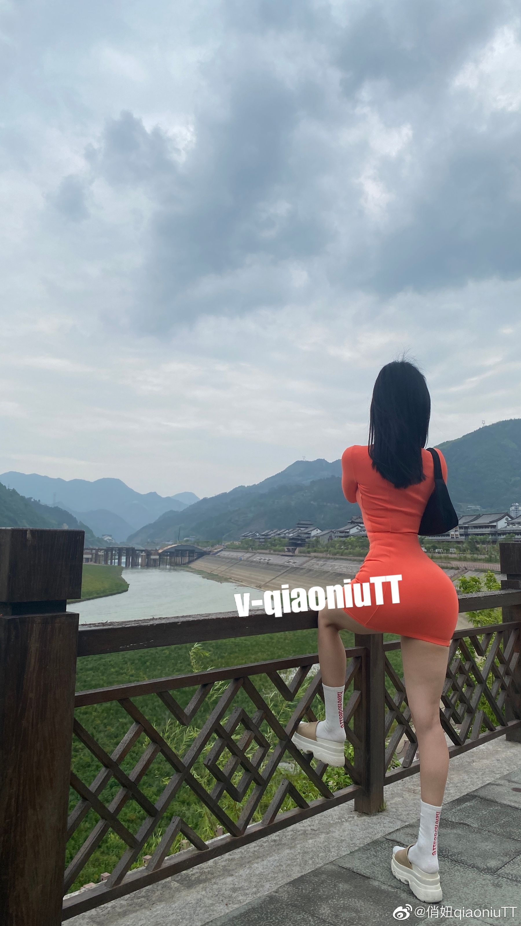 [福利COS] 俏妞qiaoniuTT - 丝袜长腿翘臀 视图合集/(199P)