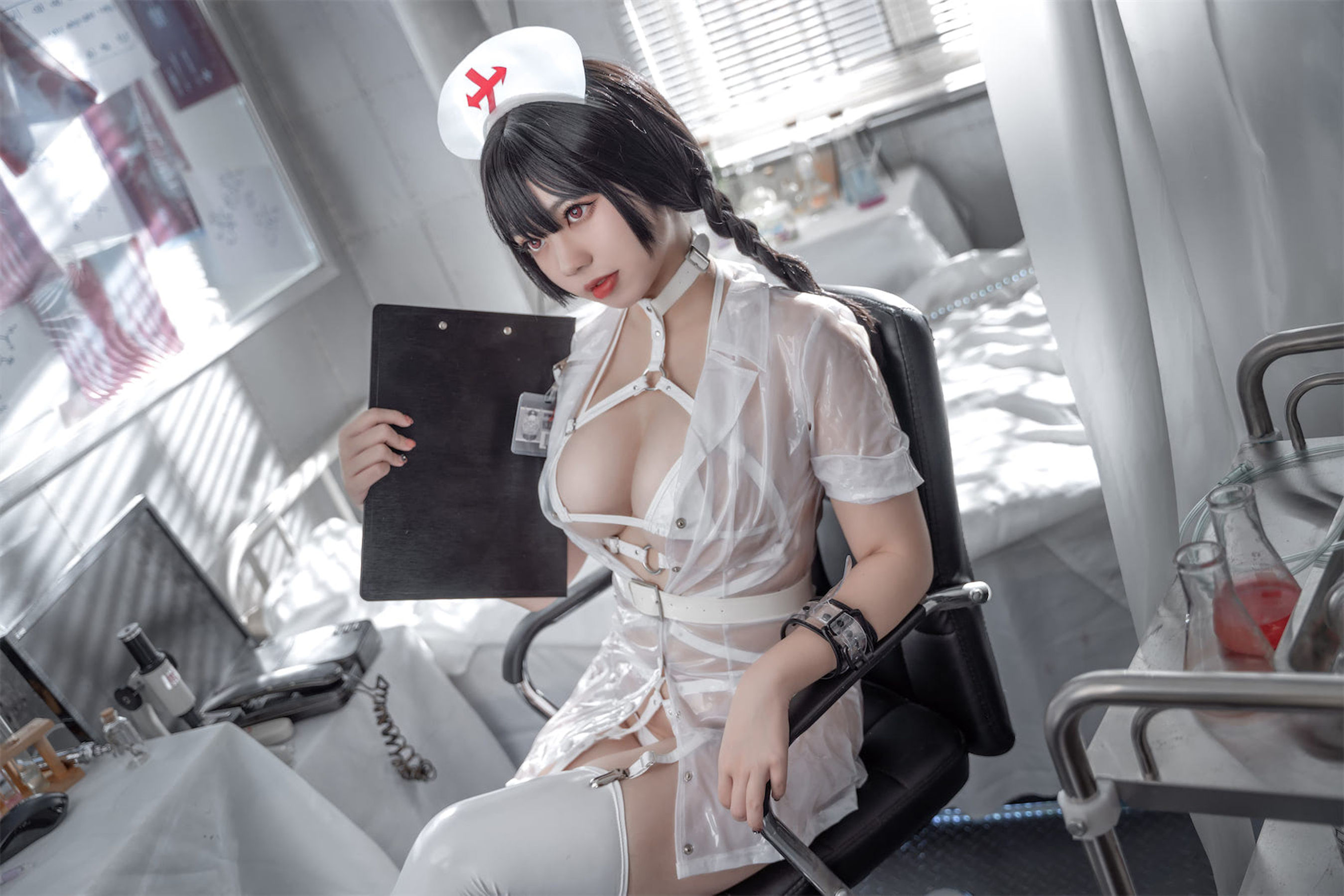 [福利COS] 啊日日_Ganlory - 未来白色护士/(52P)
