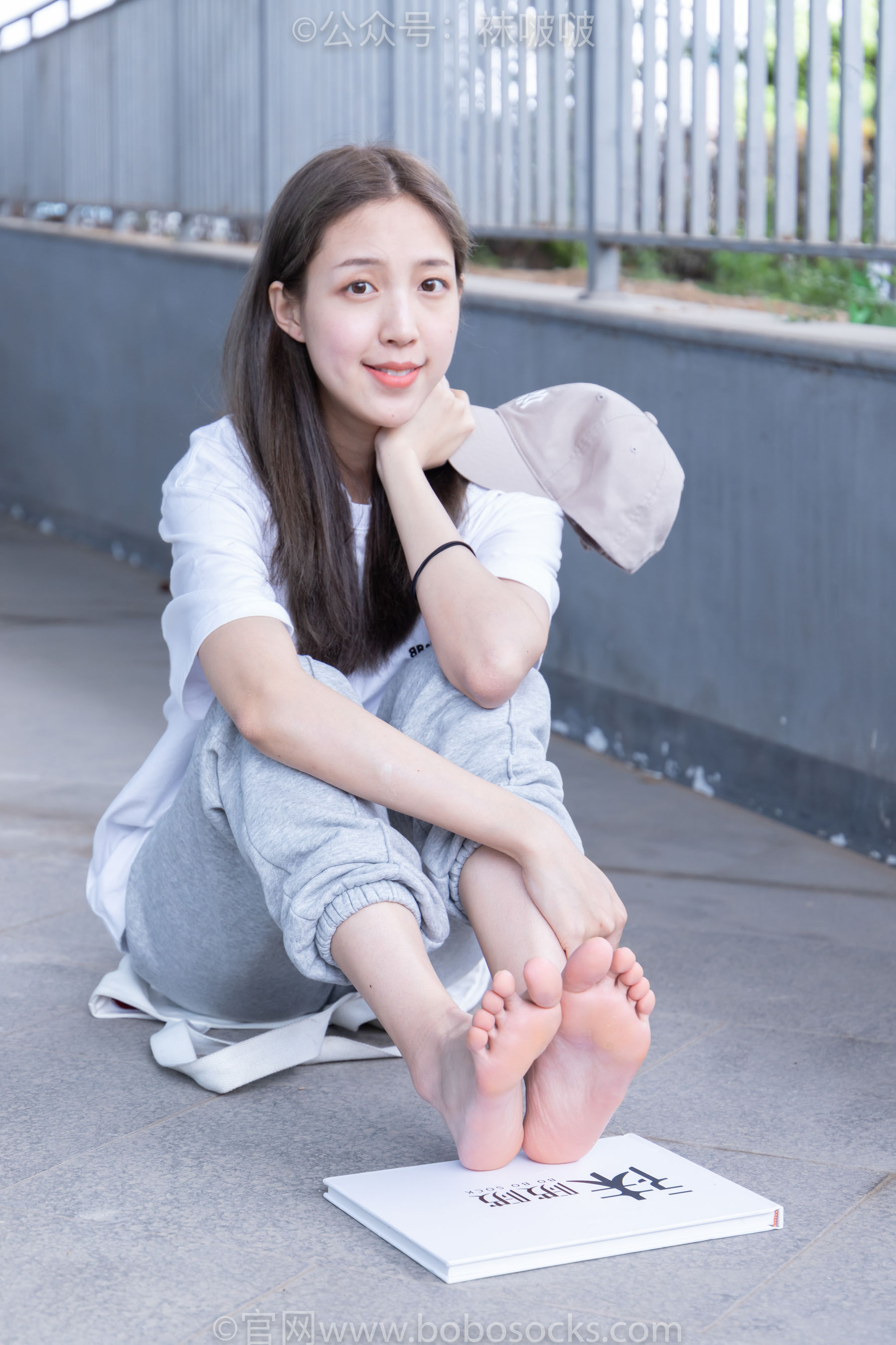 BoBoSocks袜啵啵 No.012 泡芙-运动鞋、白棉袜、裸足/(132P)