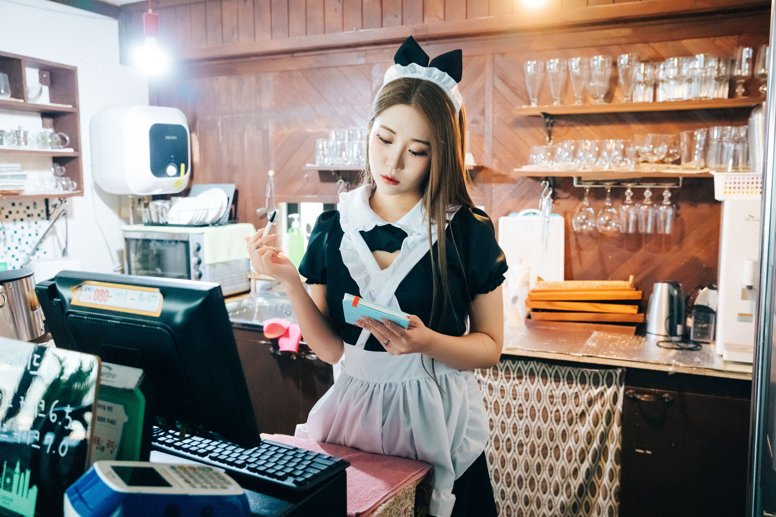 [LOOZY] Bomi - Maid cafe/(174P)