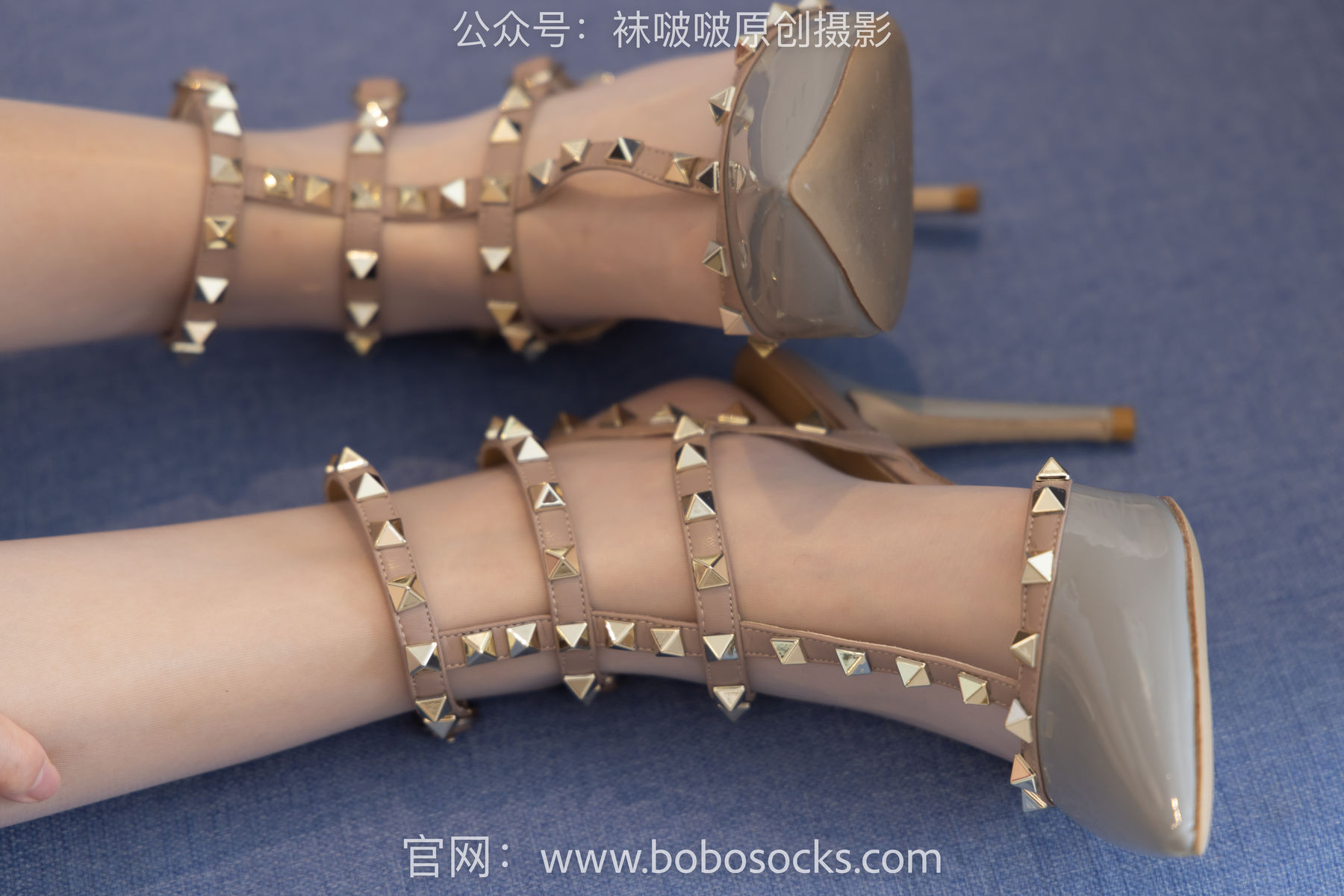 BoBoSocks袜啵啵 No.153 小甜豆-华伦天奴高跟鞋、油亮肉丝、油亮白丝、圣诞服/(140P)