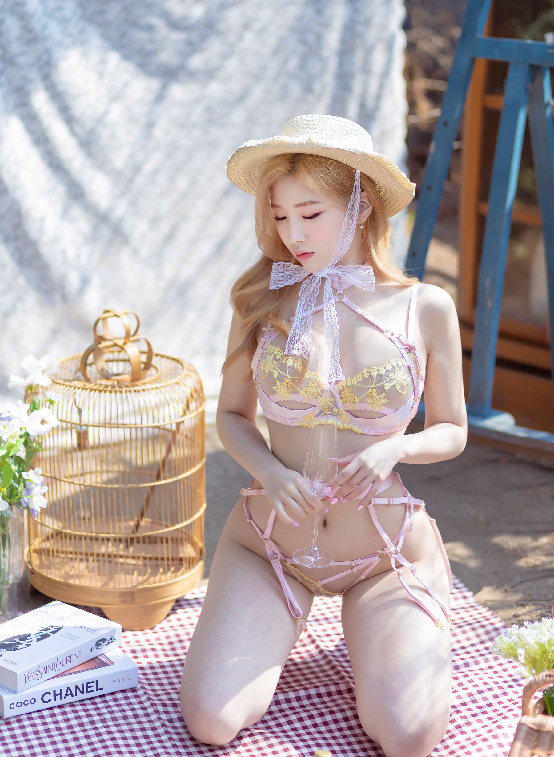 Yebin - Picnic With Love/(140P)