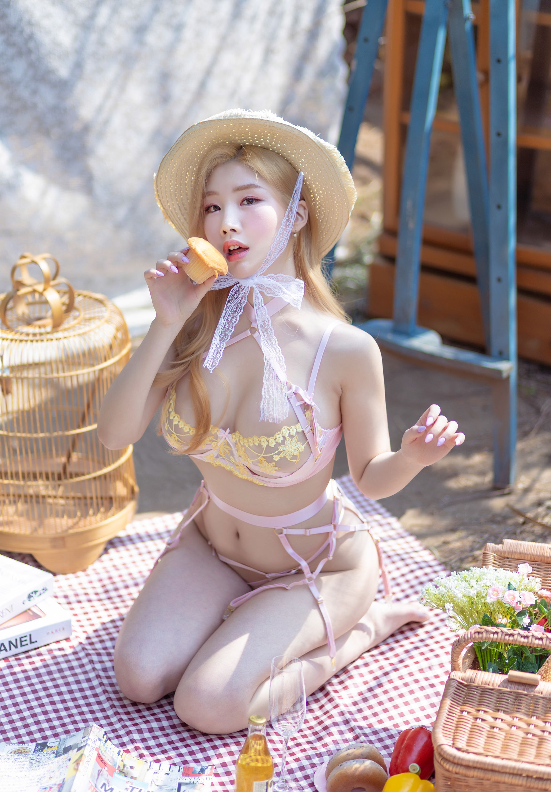 Yebin - Picnic With Love/(140P)