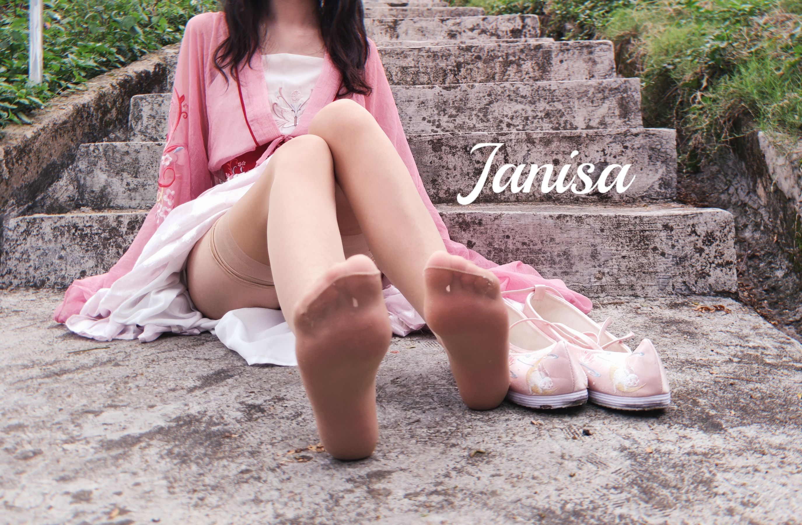 Janisa - 云想衣裳/(20P)