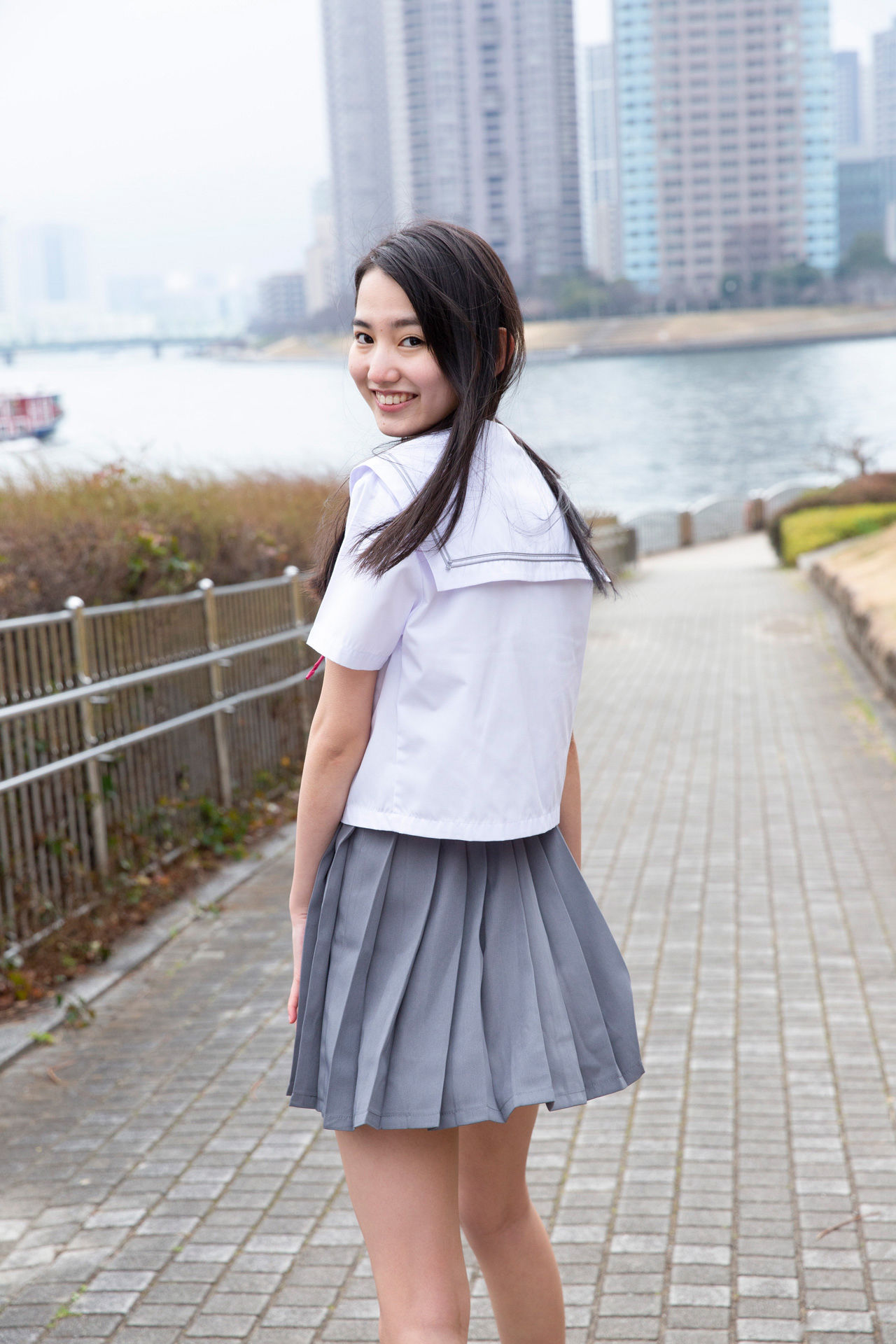 Rena Kuroki 黒木麗奈 - The last uniform 最後の制服/(92P)