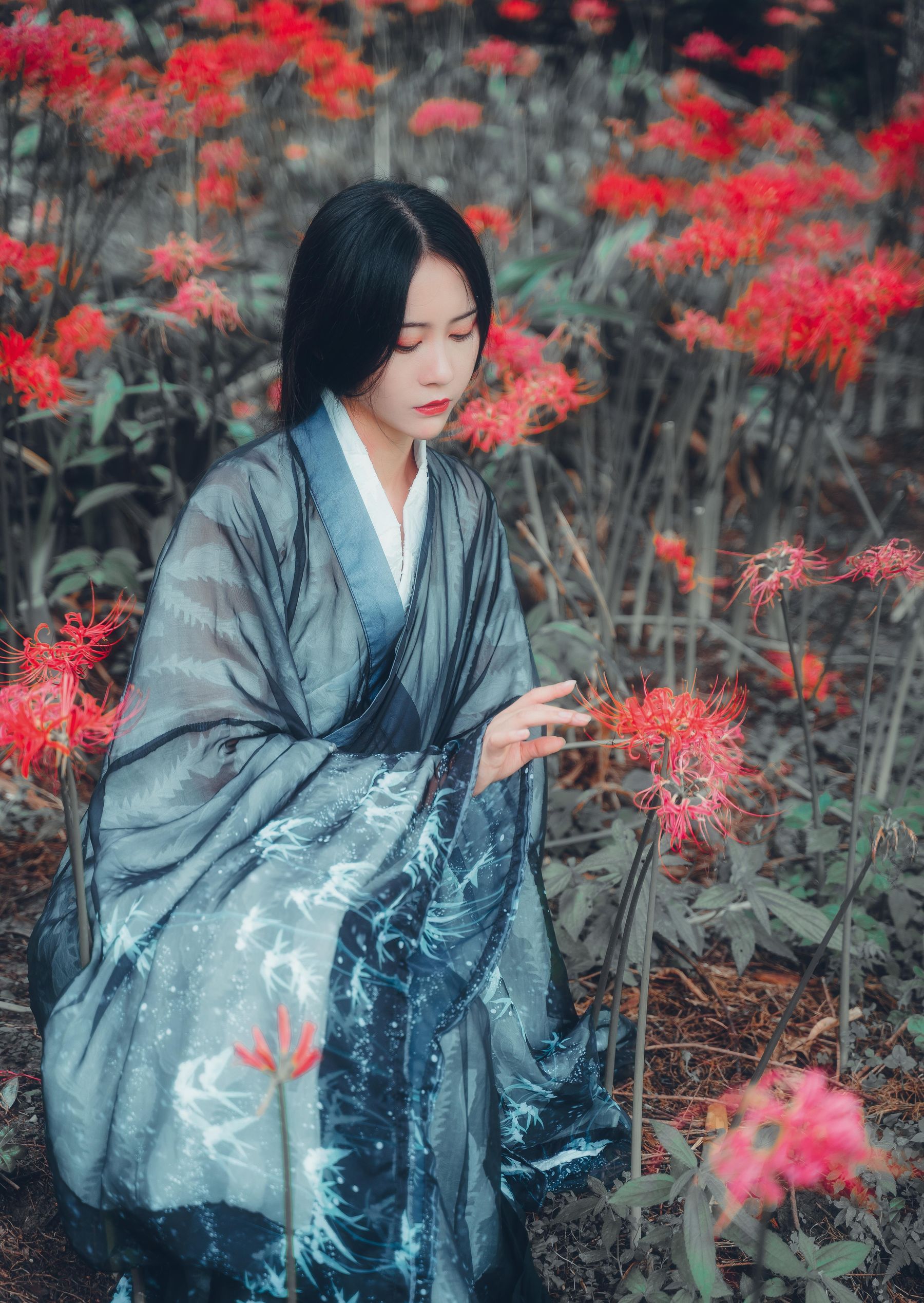 拿相机的执义 - 汉服古风写真彼岸花/(10P)