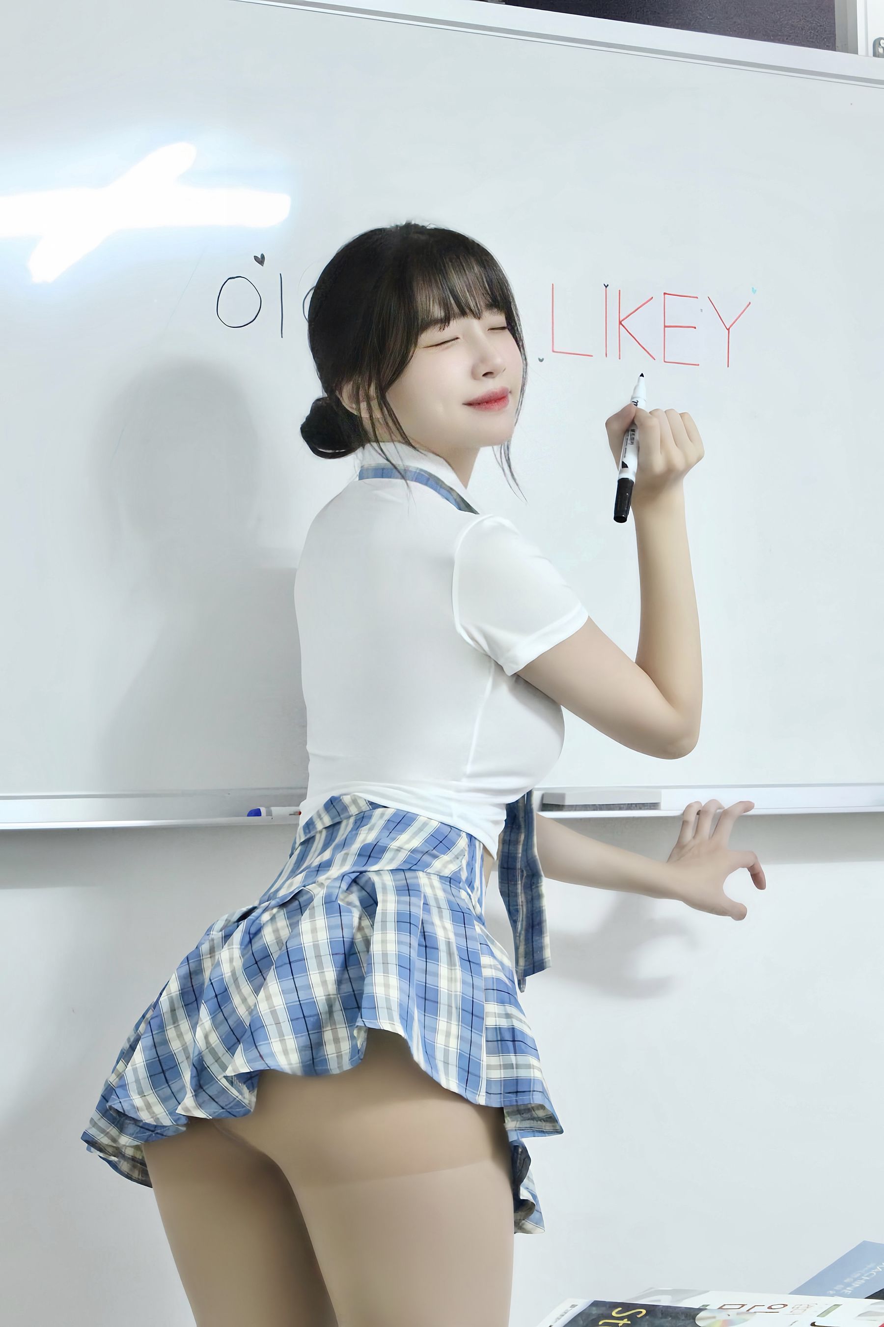 Ahrin - Likey Web Pictorial Concept 1/(40P)