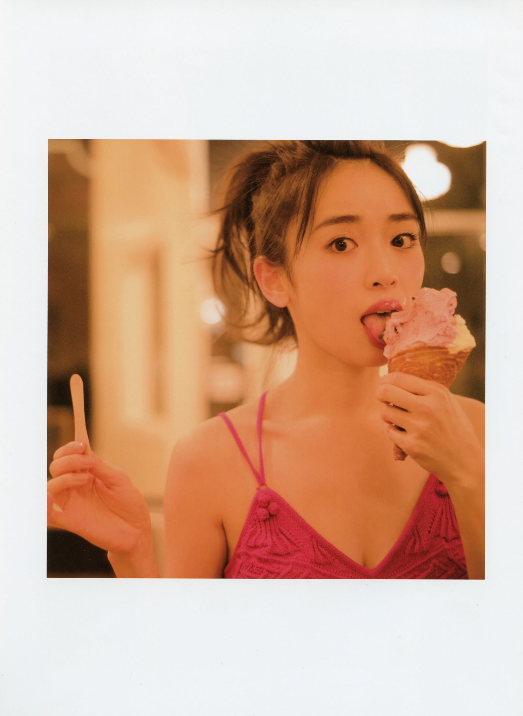 Rika Izumi 泉里香 1st Photobook「Rika!」/(126P)