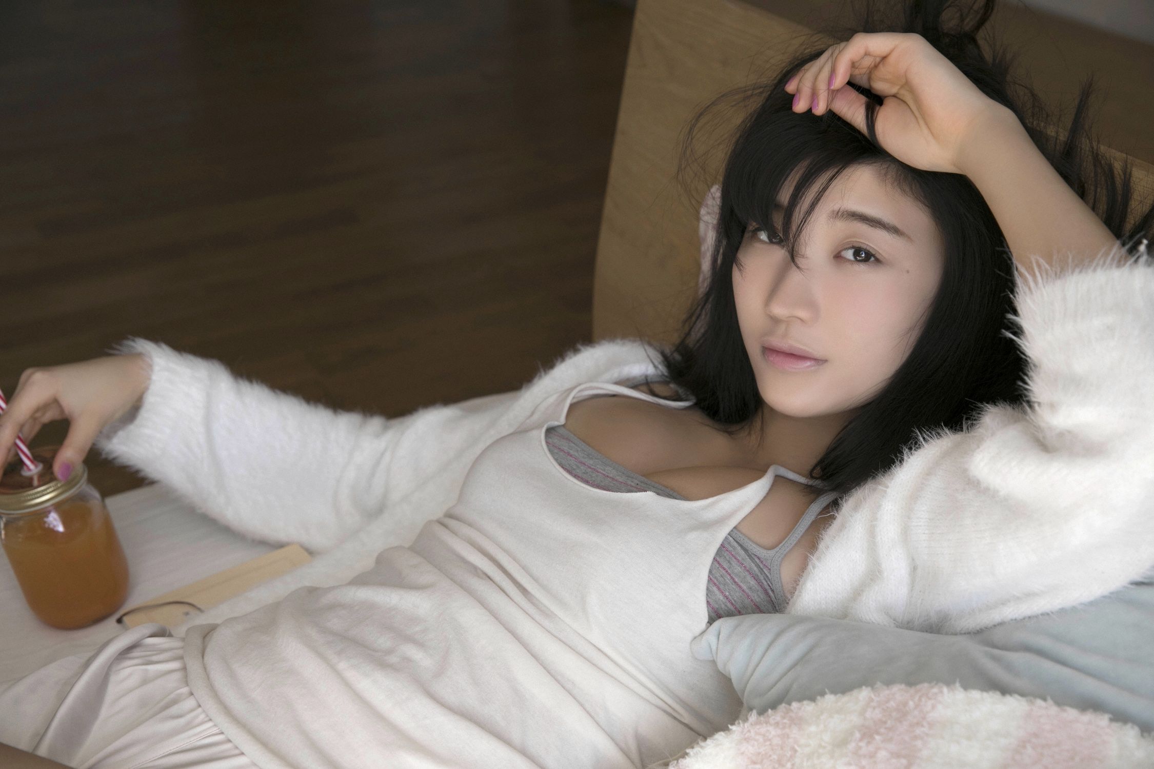 [YS-Web] Vol.811 Yuka Ogura 小倉優香 女神降臨/(100P)