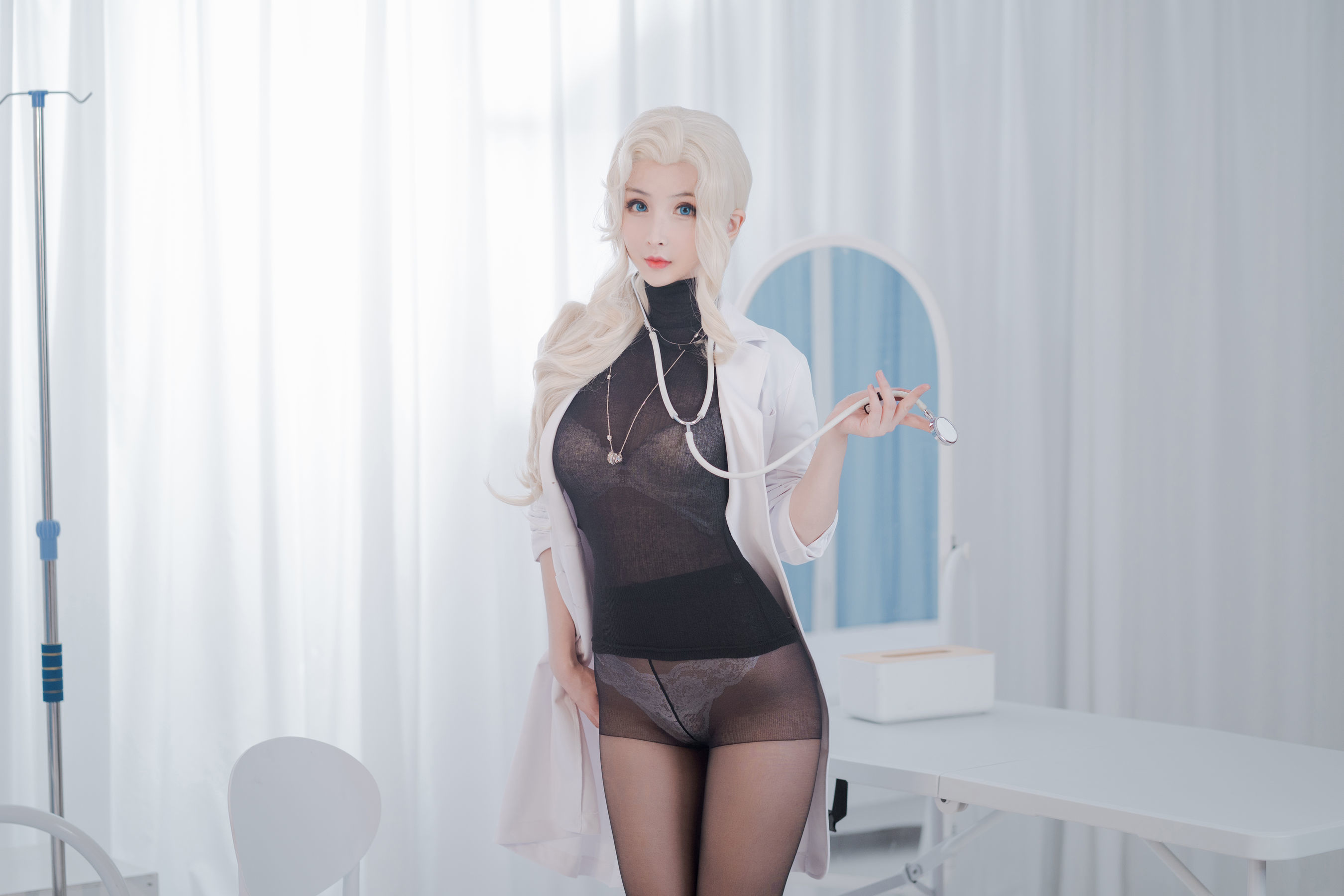 [网红COSER] COS福利rioko凉凉子 - 透视装的校医大姐姐/(43P)