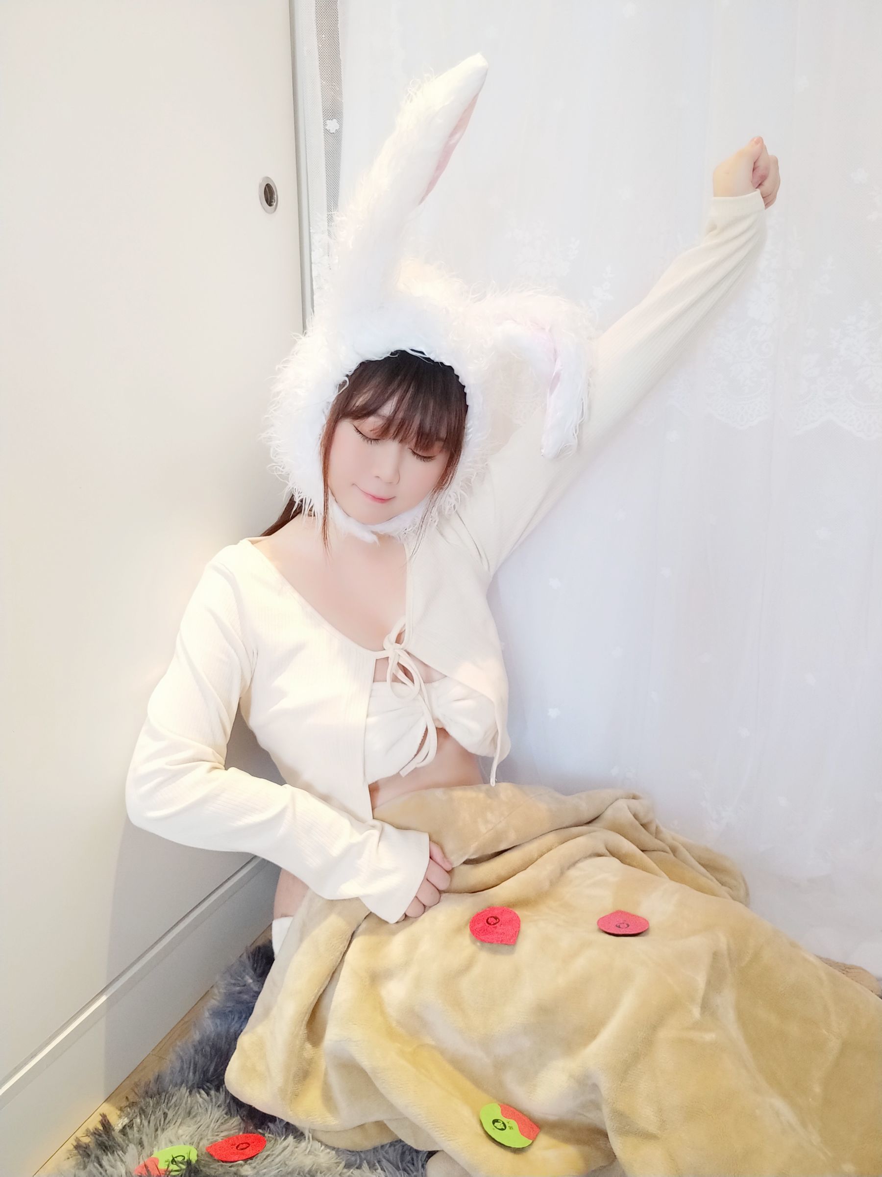 [网红COSER] 蜜桃少女是依酱呀 - 小白兔/(33P)