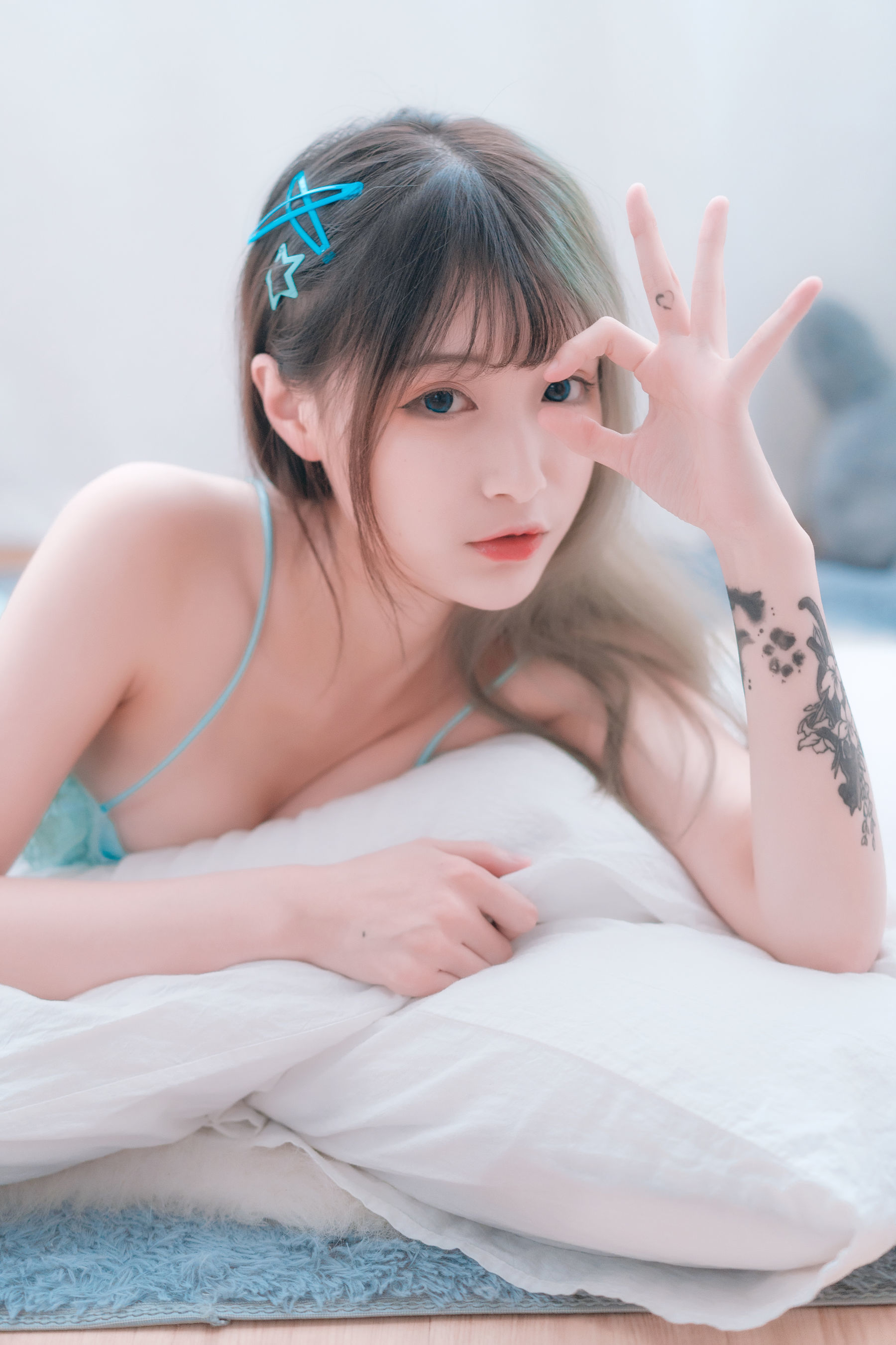 [网红COSER] 动漫博主铁板烧鬼舞w - 露背/(20P)