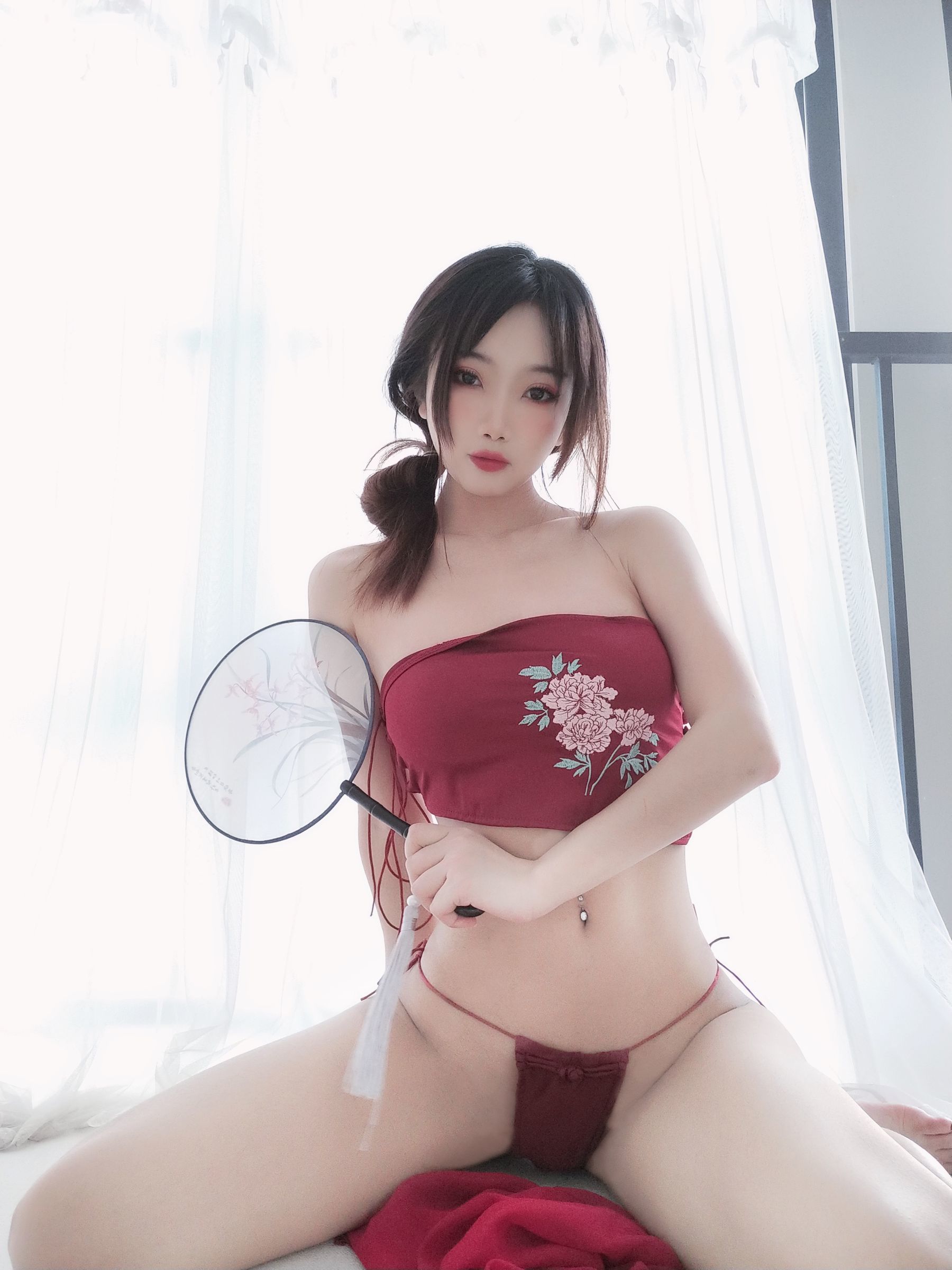 [网红COSER] 白嫩美少女鬼畜瑶 - 情趣红肚兜/(30P)