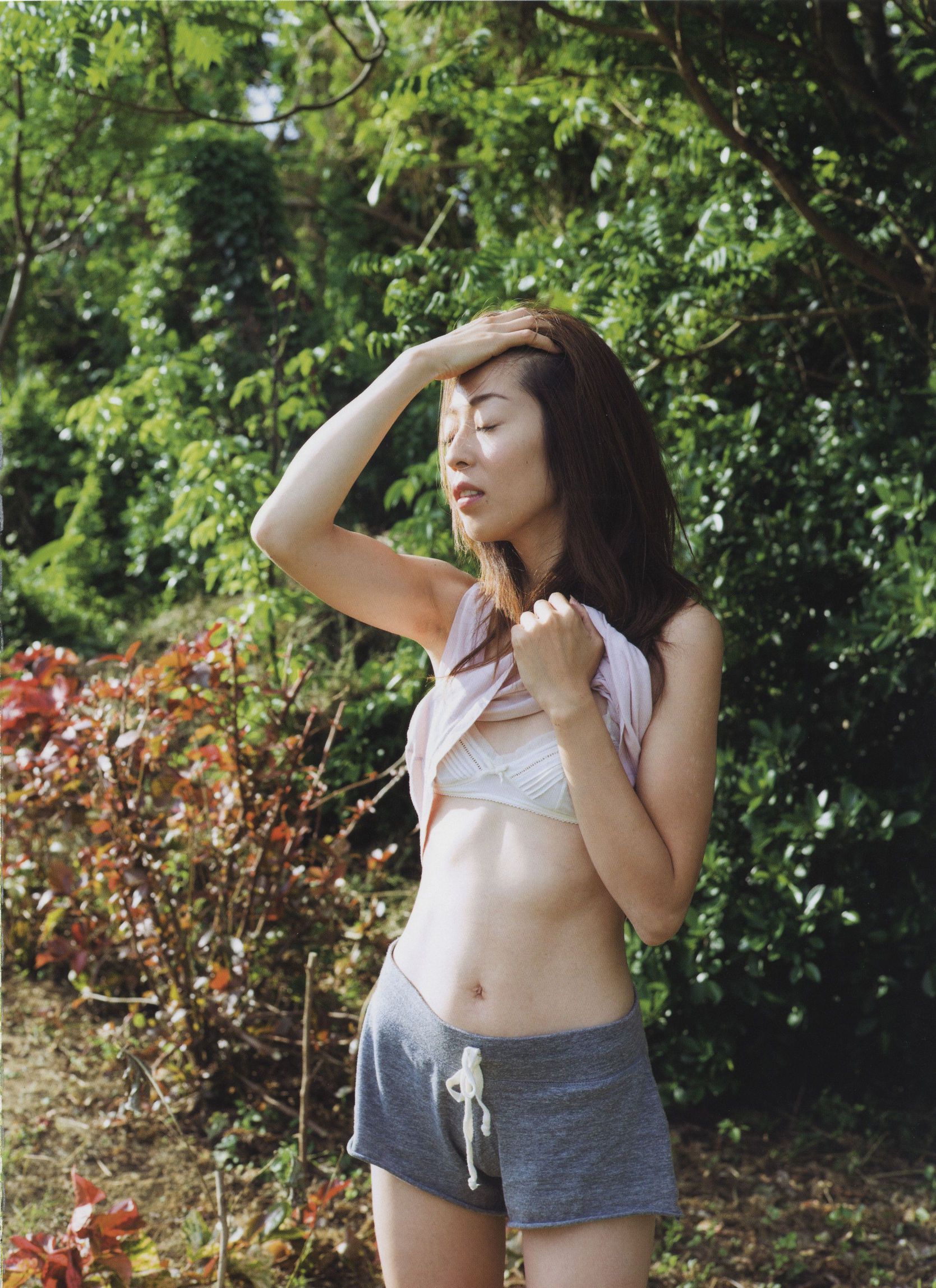 中村愛美 《Lyin  Eyes》 [PhotoBook]/(98P)