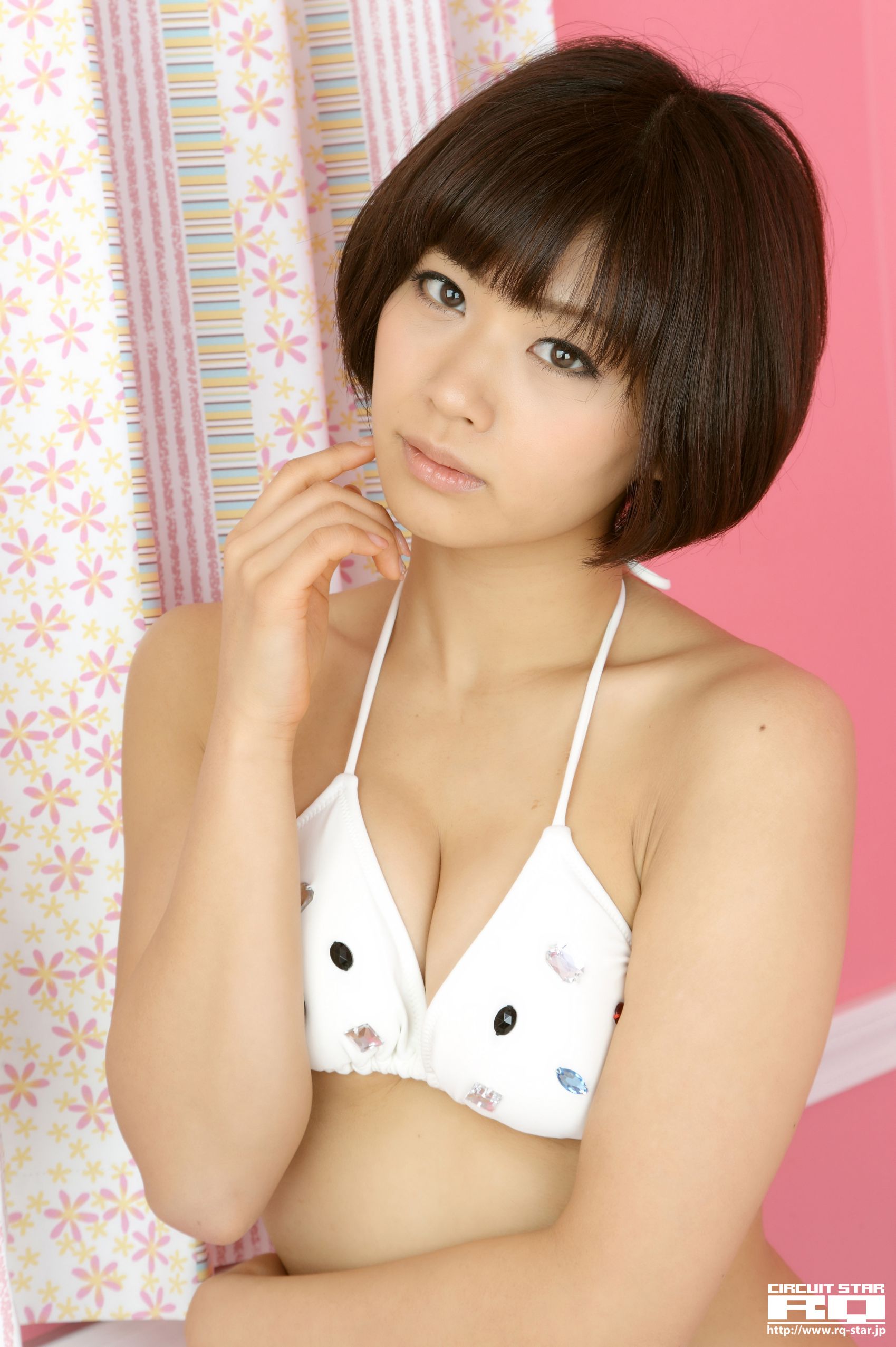 [RQ-STAR] NO.00609 安枝瞳 Hitomi Yasueda Swim Suits 写真集/(130P)