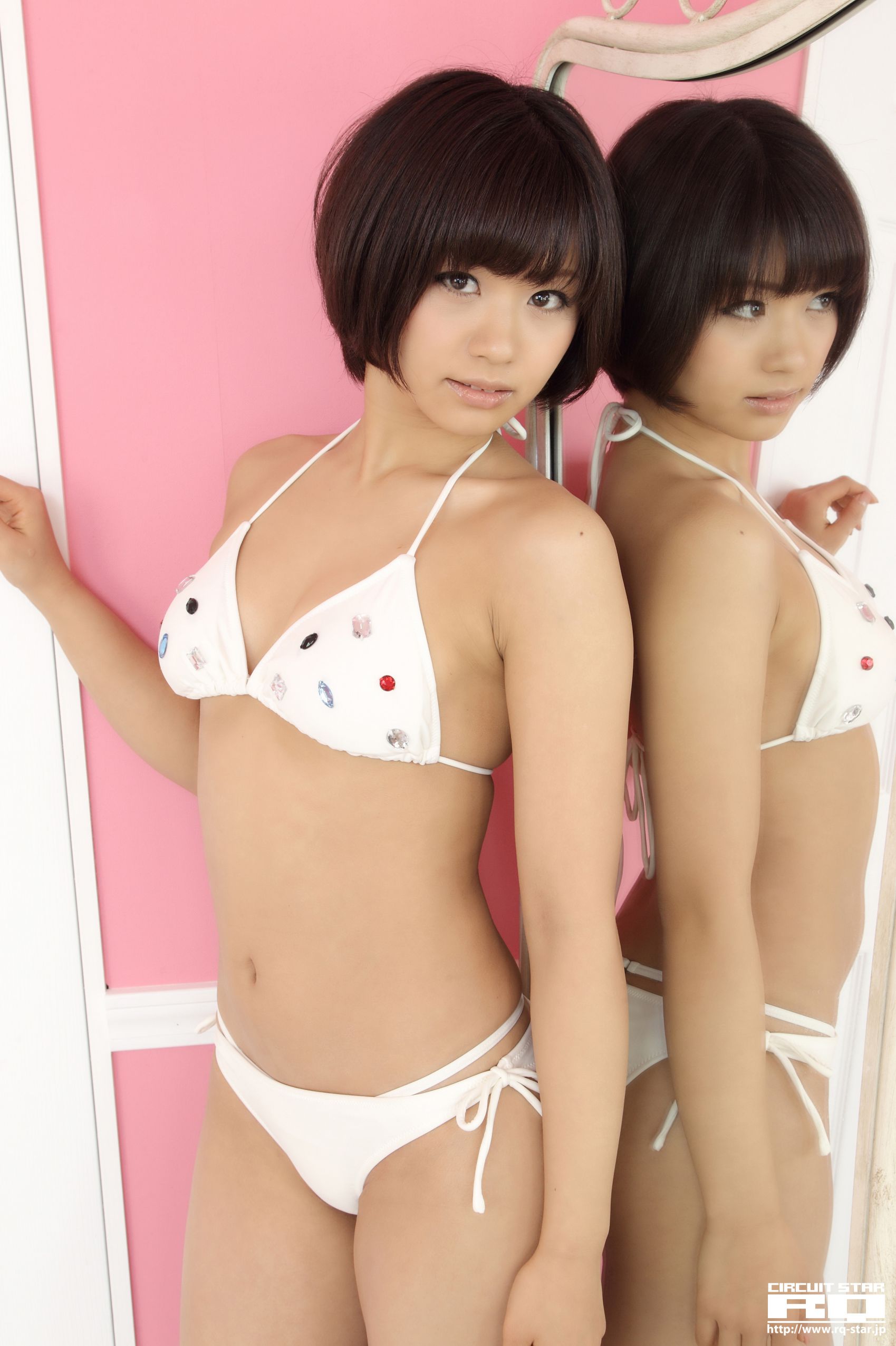 [RQ-STAR] NO.00609 安枝瞳 Hitomi Yasueda Swim Suits 写真集/(130P)