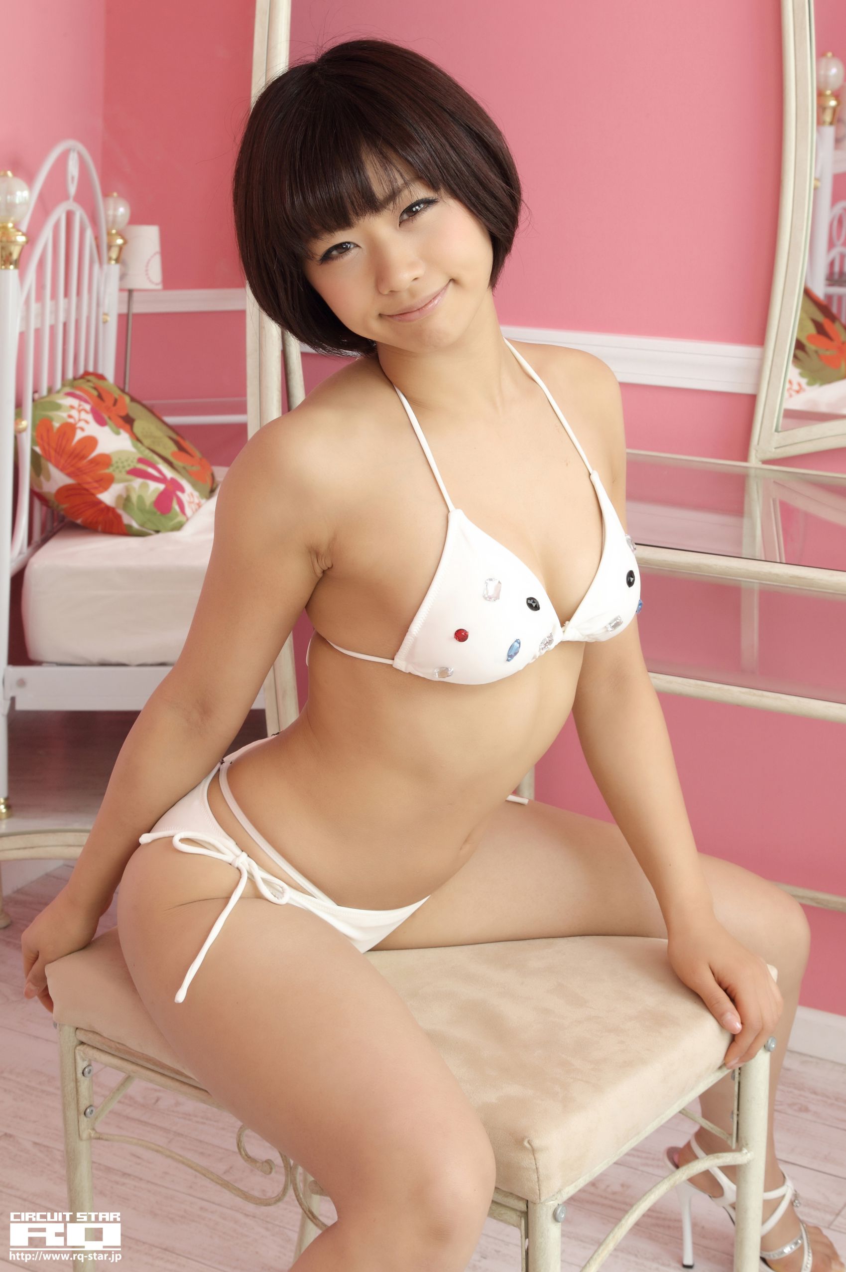 [RQ-STAR] NO.00609 安枝瞳 Hitomi Yasueda Swim Suits 写真集/(130P)