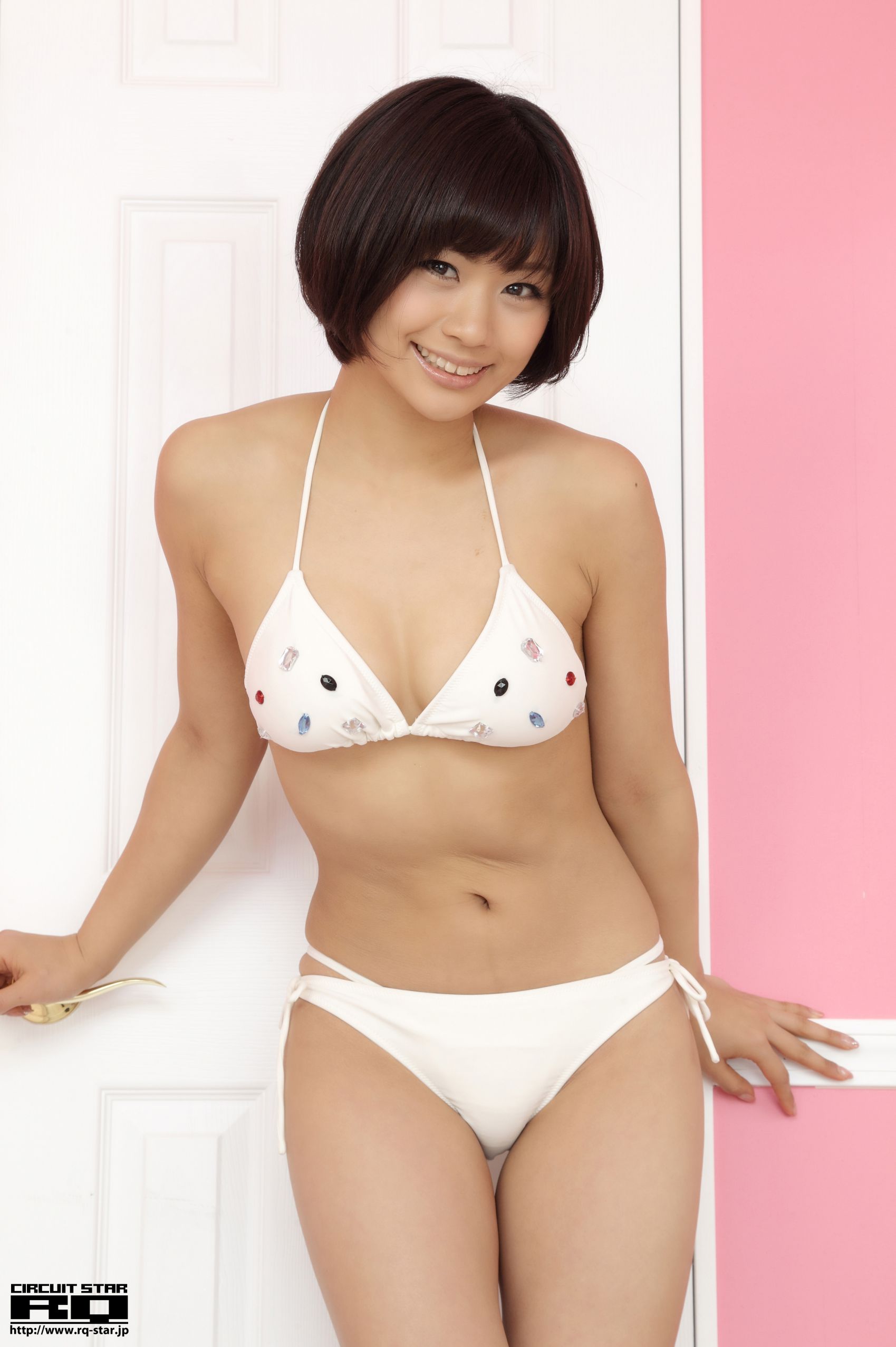 [RQ-STAR] NO.00609 安枝瞳 Hitomi Yasueda Swim Suits 写真集/(130P)