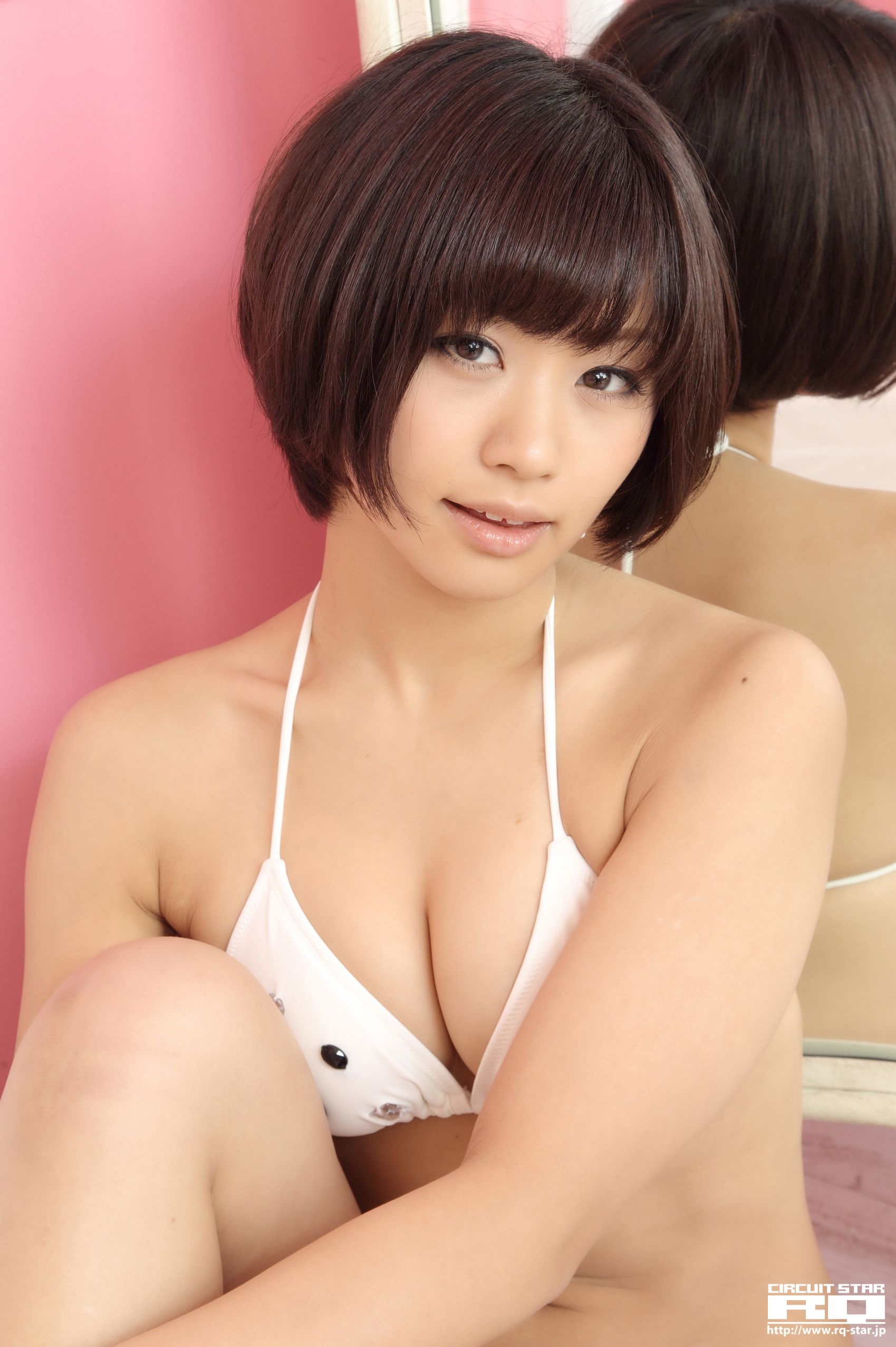 [RQ-STAR] NO.00609 安枝瞳 Hitomi Yasueda Swim Suits 写真集/(130P)