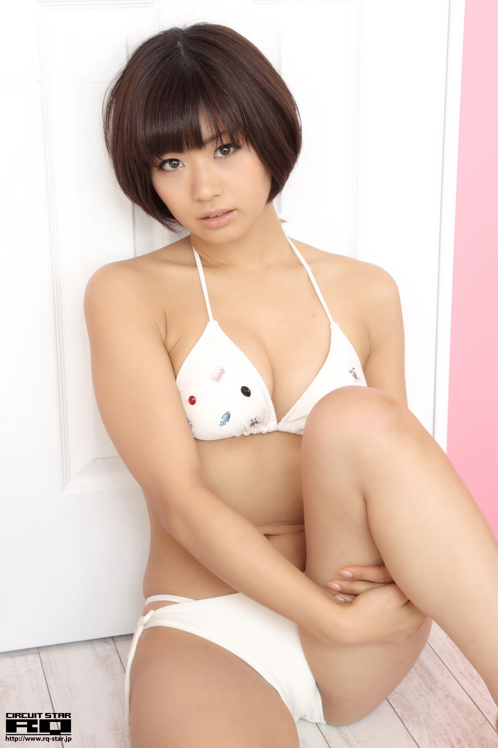 [RQ-STAR] NO.00609 安枝瞳 Hitomi Yasueda Swim Suits 写真集/(130P)