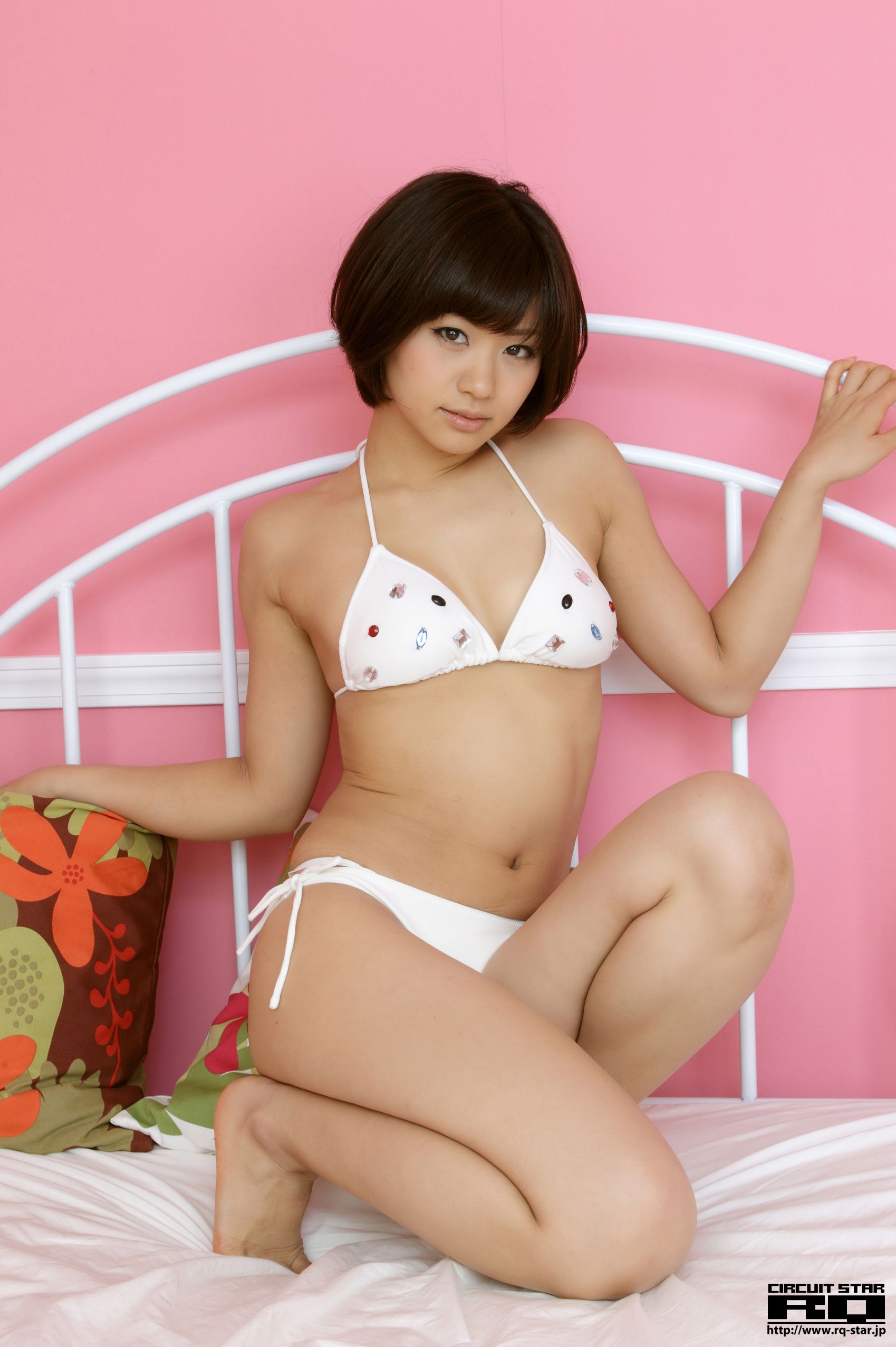 [RQ-STAR] NO.00609 安枝瞳 Hitomi Yasueda Swim Suits 写真集/(130P)