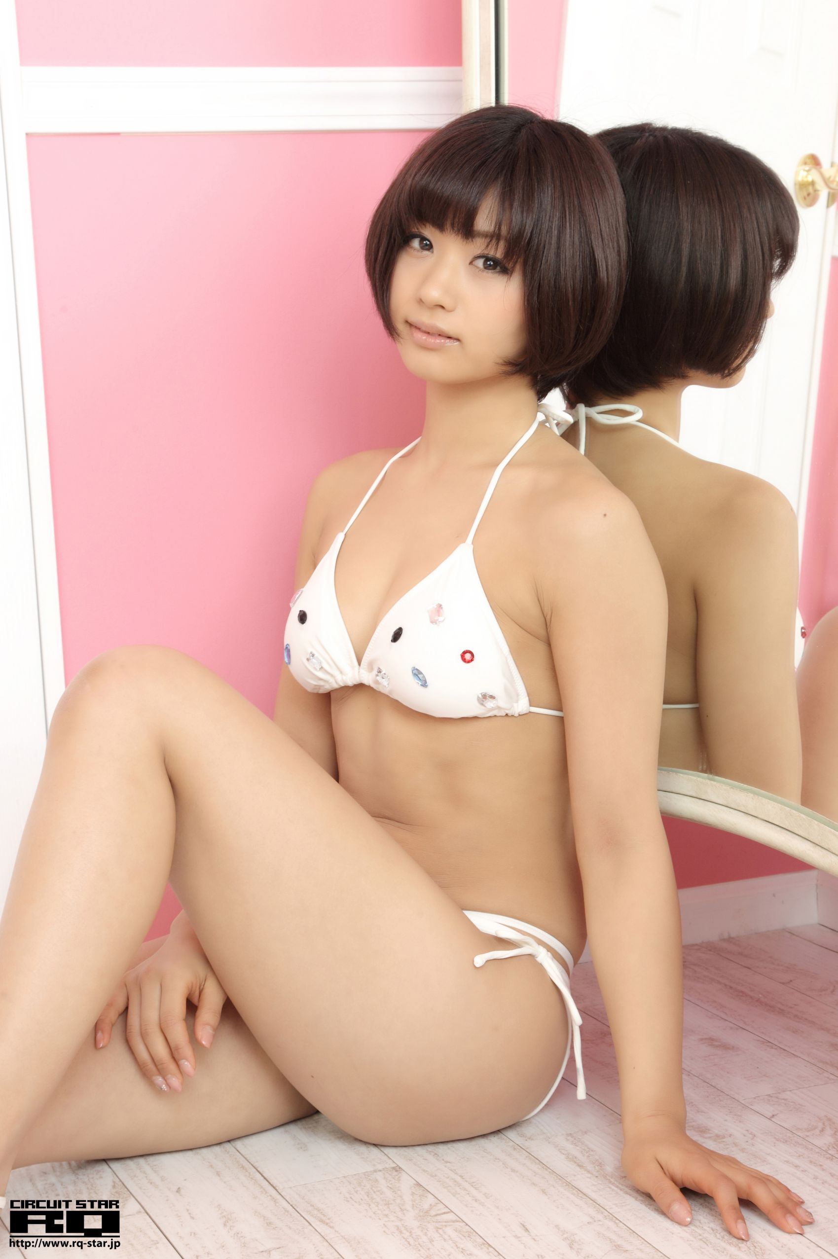 [RQ-STAR] NO.00609 安枝瞳 Hitomi Yasueda Swim Suits 写真集/(130P)