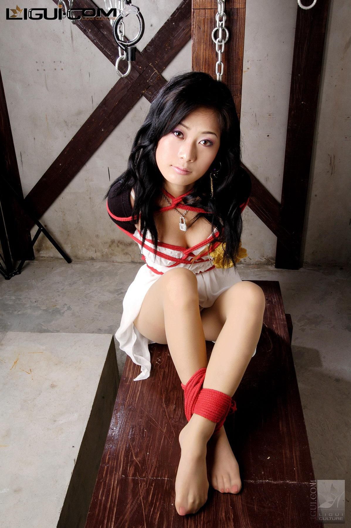 [丽柜美束LiGui] Model Saya《红绳捆绑》美腿玉足写真图片/(27P)