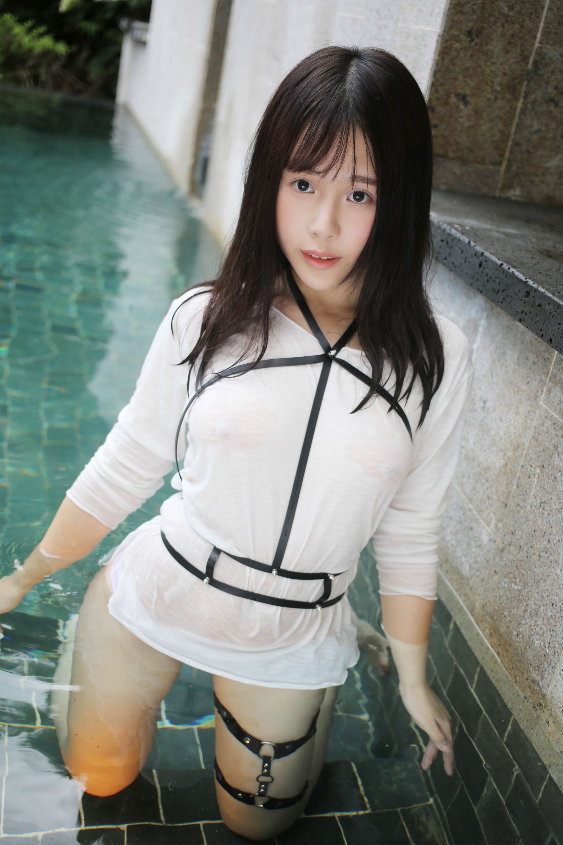 Evelyn艾莉《黑丝吊袜 泳池湿身》 [美媛馆MyGirl] Vol.170/(53P)