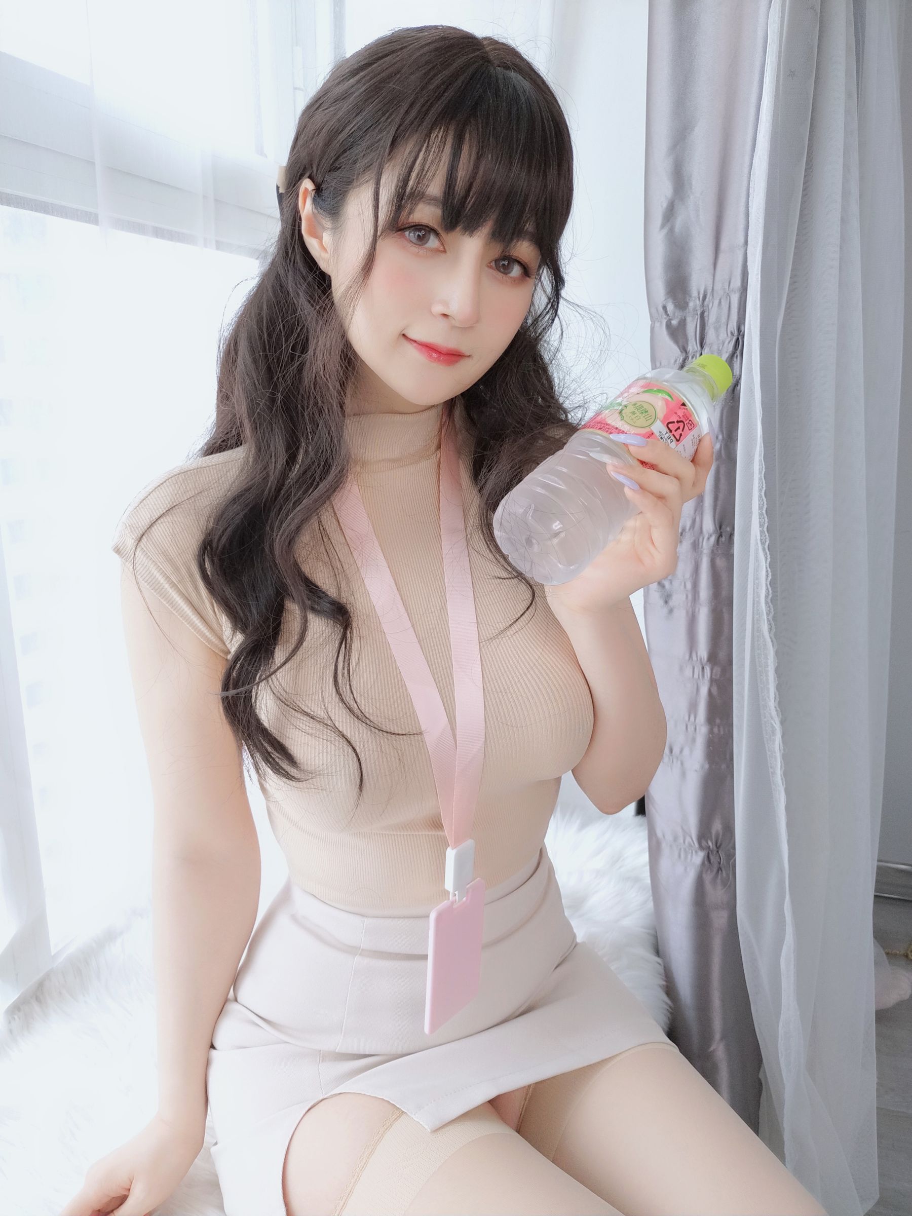 [福利COS] Coser小姐姐白银 - 水を飲みますか、先輩/(22P)