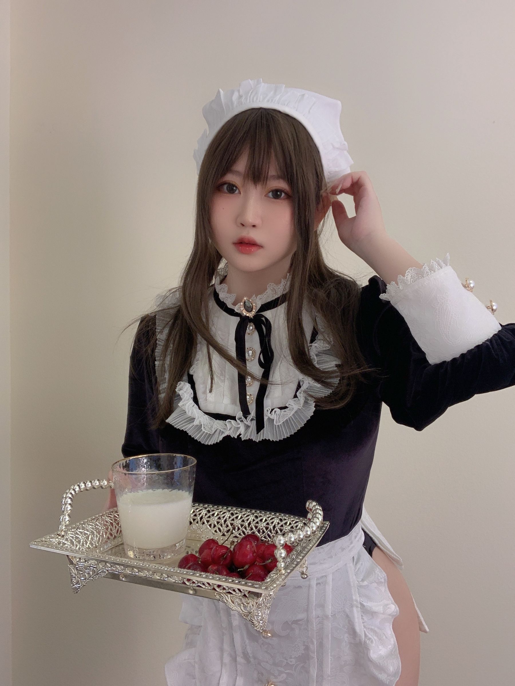 [福利COS] 蜜桃少女是依酱呀 - 女仆馆长/(50P)