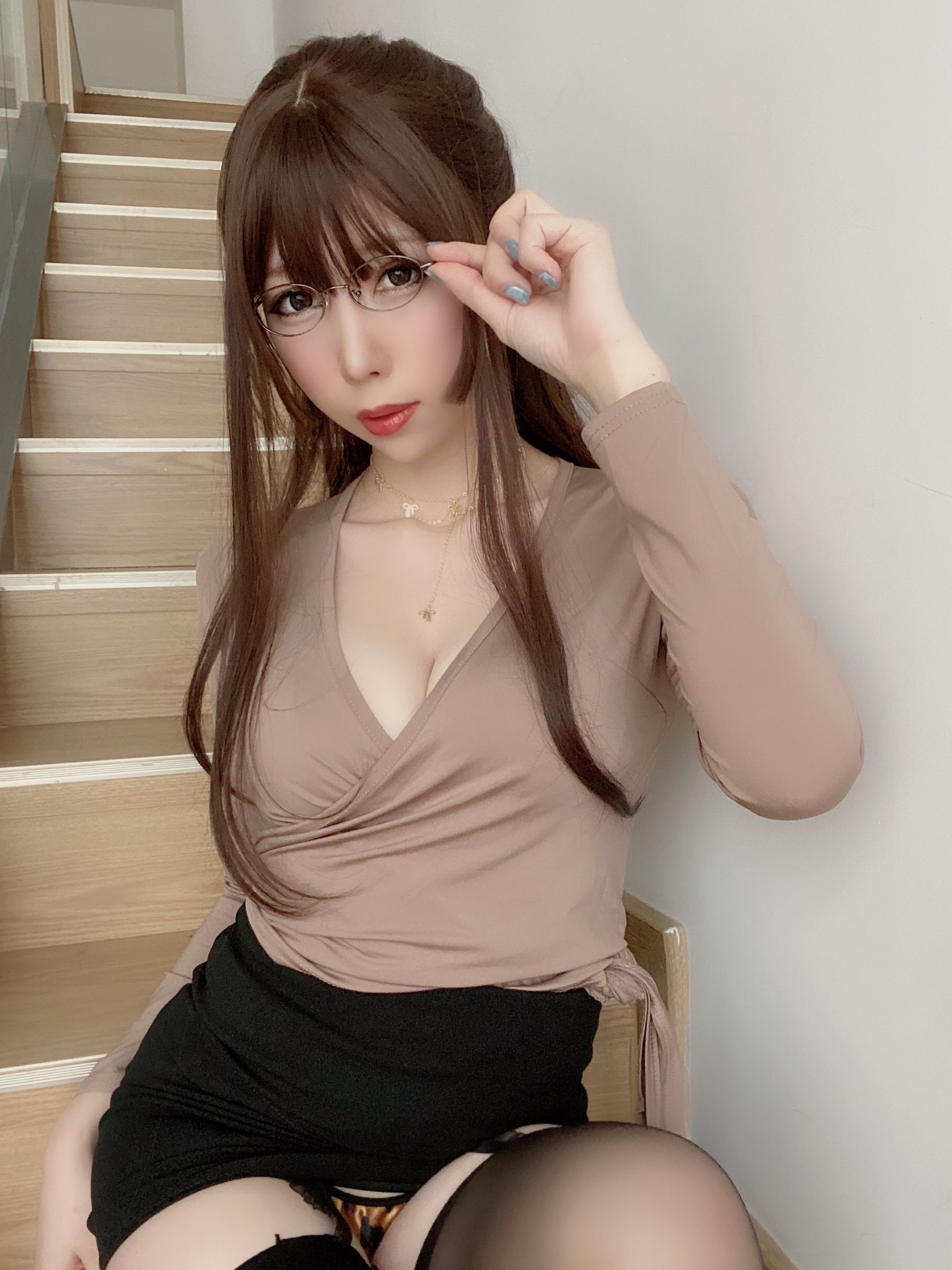 [福利COS] 二次元巨乳美女鹿野希 - OL黑丝豹纹/(63P)