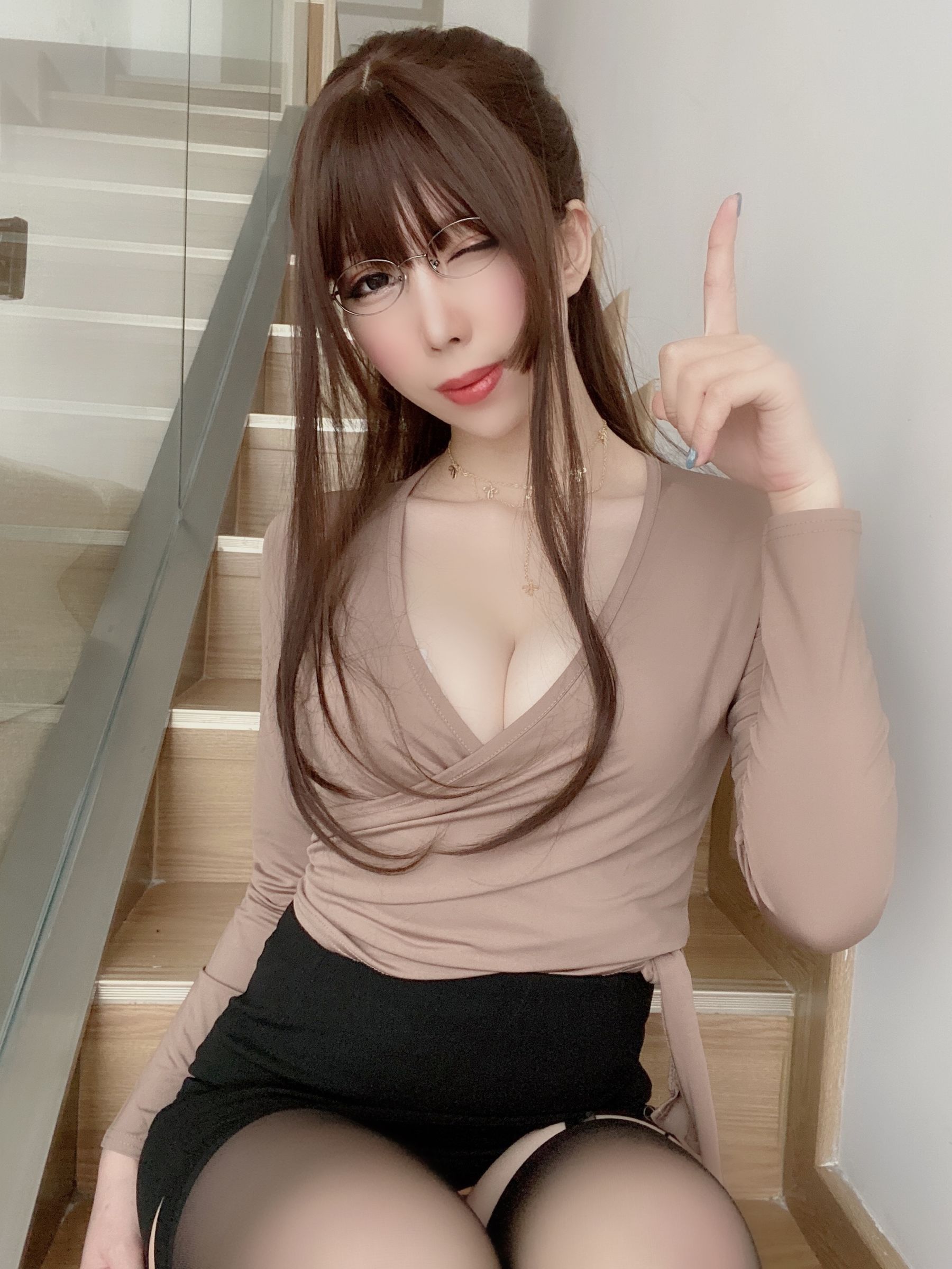 [福利COS] 二次元巨乳美女鹿野希 - OL黑丝豹纹/(63P)