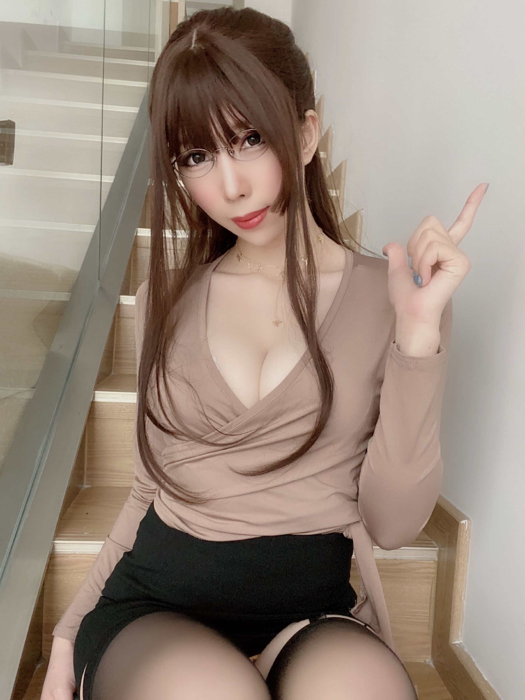 [福利COS] 二次元巨乳美女鹿野希 - OL黑丝豹纹/(63P)